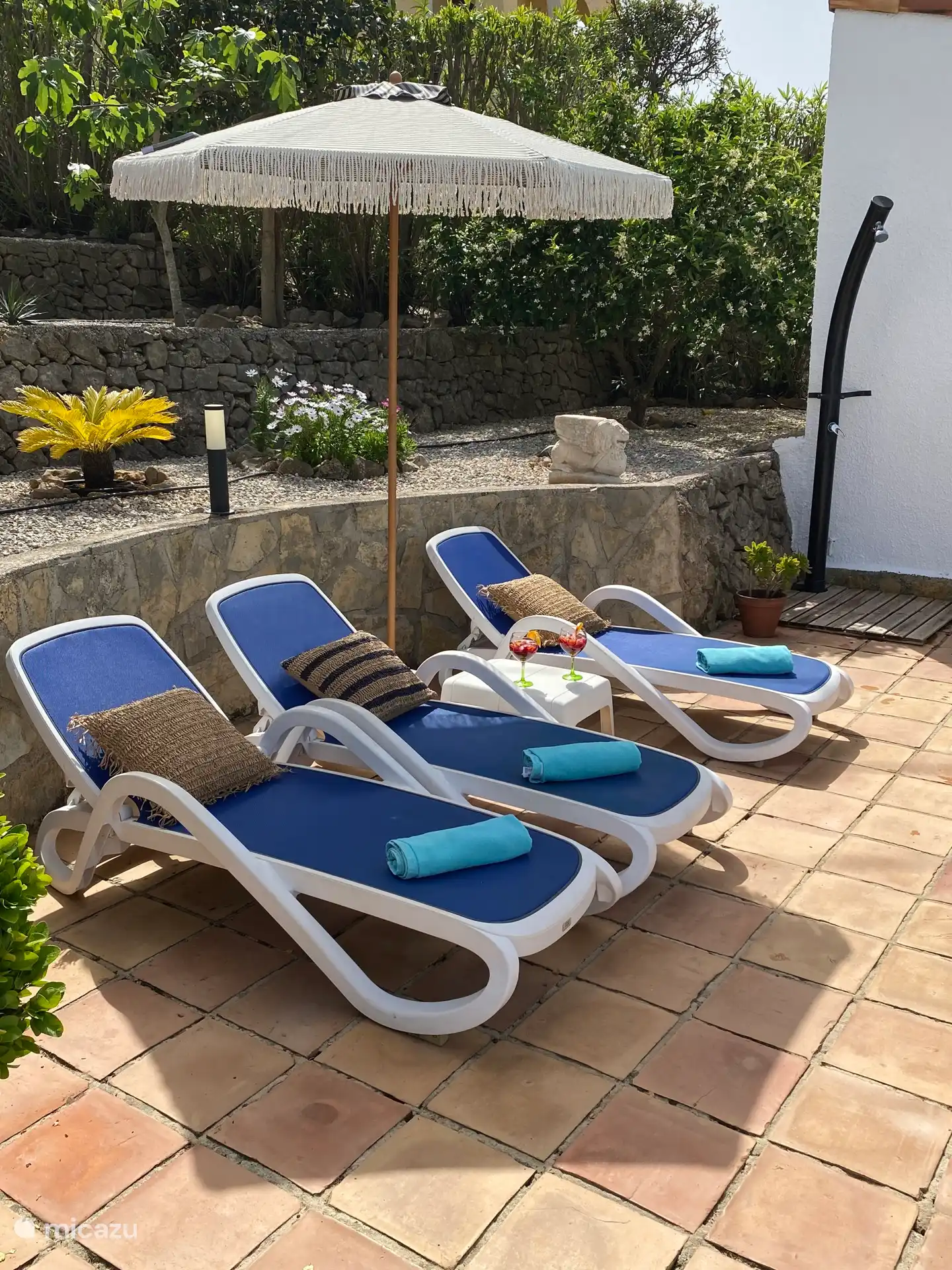 Zonnebedden met buitendouche