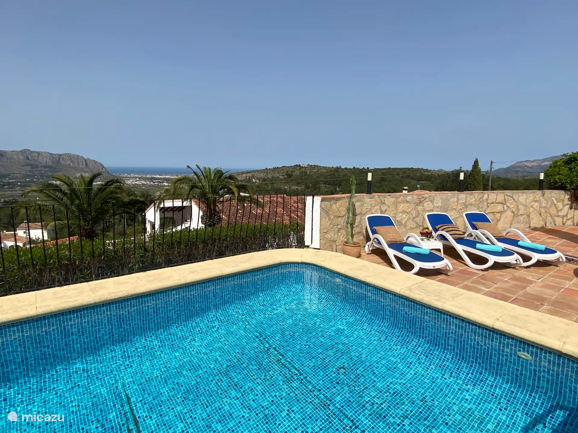 Zonnebedden met zwembad