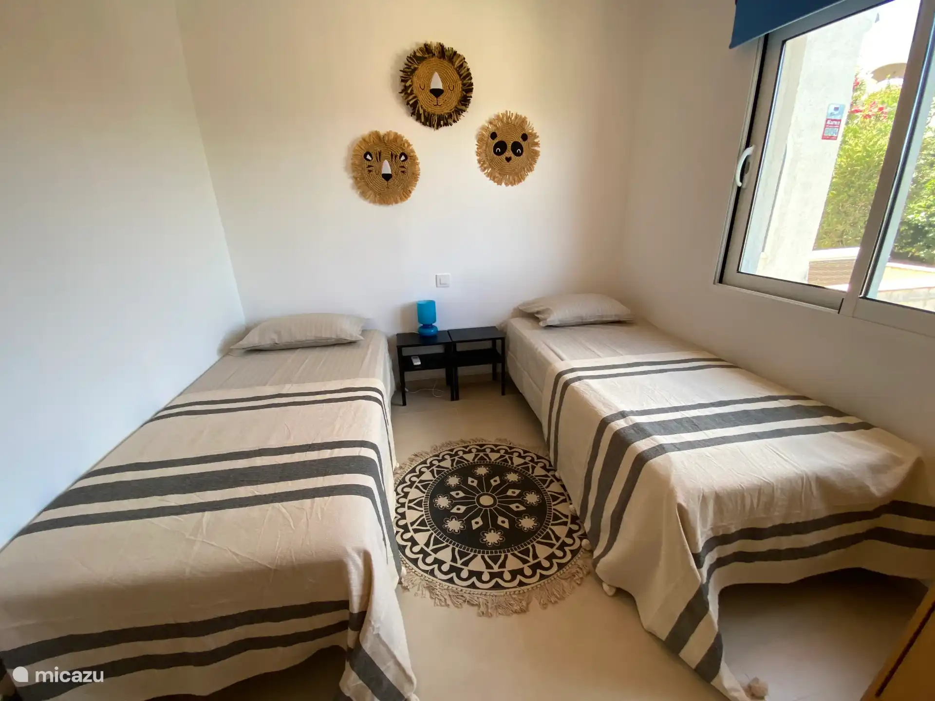 Dormitorio con dos camas individuales 