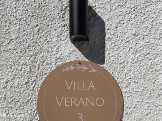 Location de Vacances Espagne, Costa Blanca, Benidoleig, villa - Villa Verano Panneau villa Verano à l’entrée