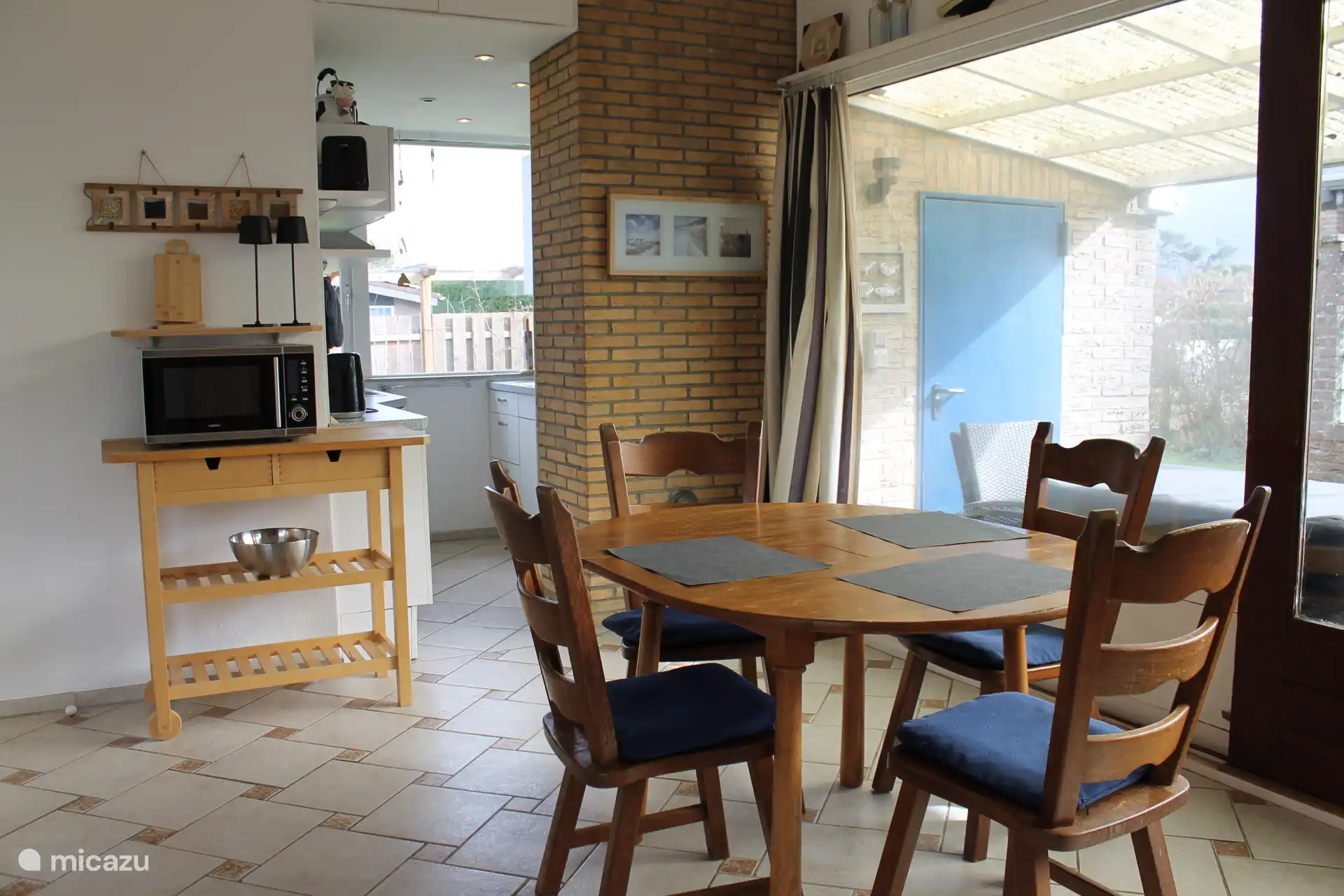 Mesa redonda acogedora