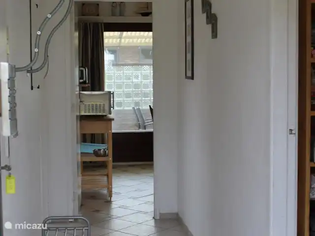 bungalow in Nederland huren? – Huisje aan Zee de hal naar de woonkamer