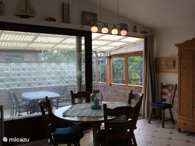 bungalow in Nederland huren? – Huisje aan Zee ontbijten kan aan de eettafel