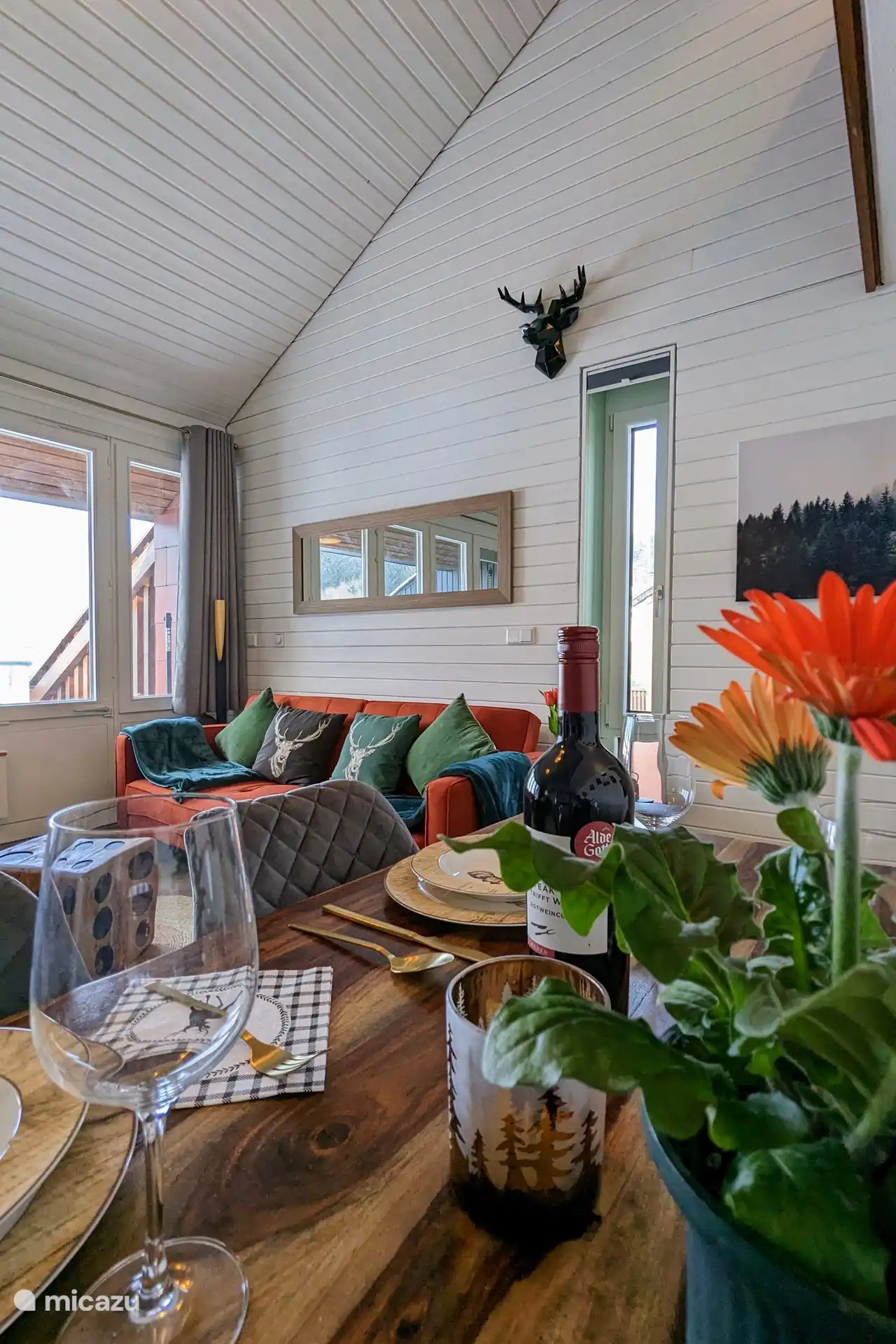 Profitez de repas confortables dans notre appartement meublé avec amour. La salle à manger vous offre une belle vue sur le salon moderne et la grande terrasse - idéale pour les soirées en famille ou en couple.