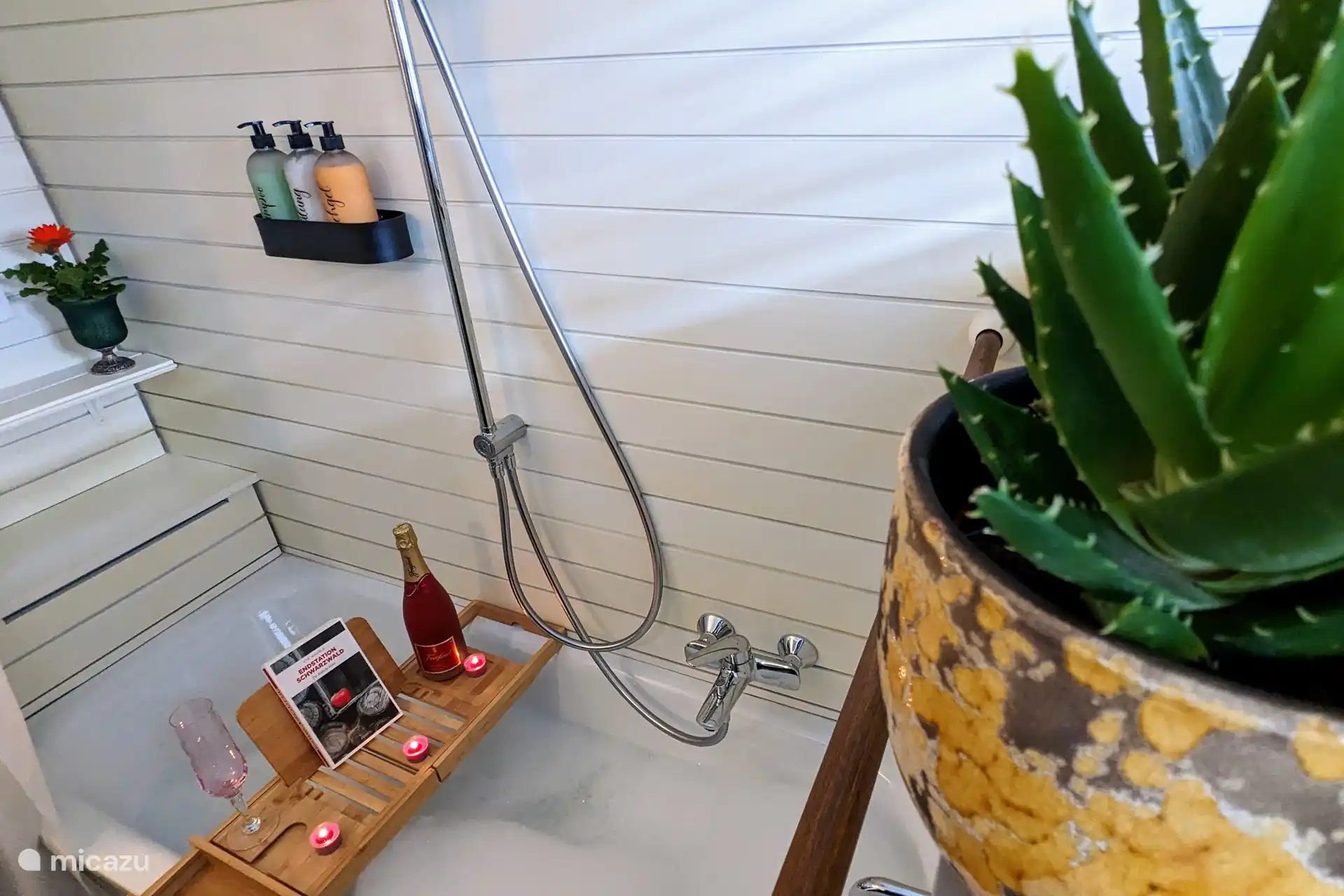 Ou un bain avec du champagne ? Après une journée active, il n’y a rien de mieux qu’un bain moussant luxueux. Offrez-vous une pure détente avec une coupe de champagne et profitez de l’atmosphère calme de notre élégante salle de bains de la Forêt-Noire.