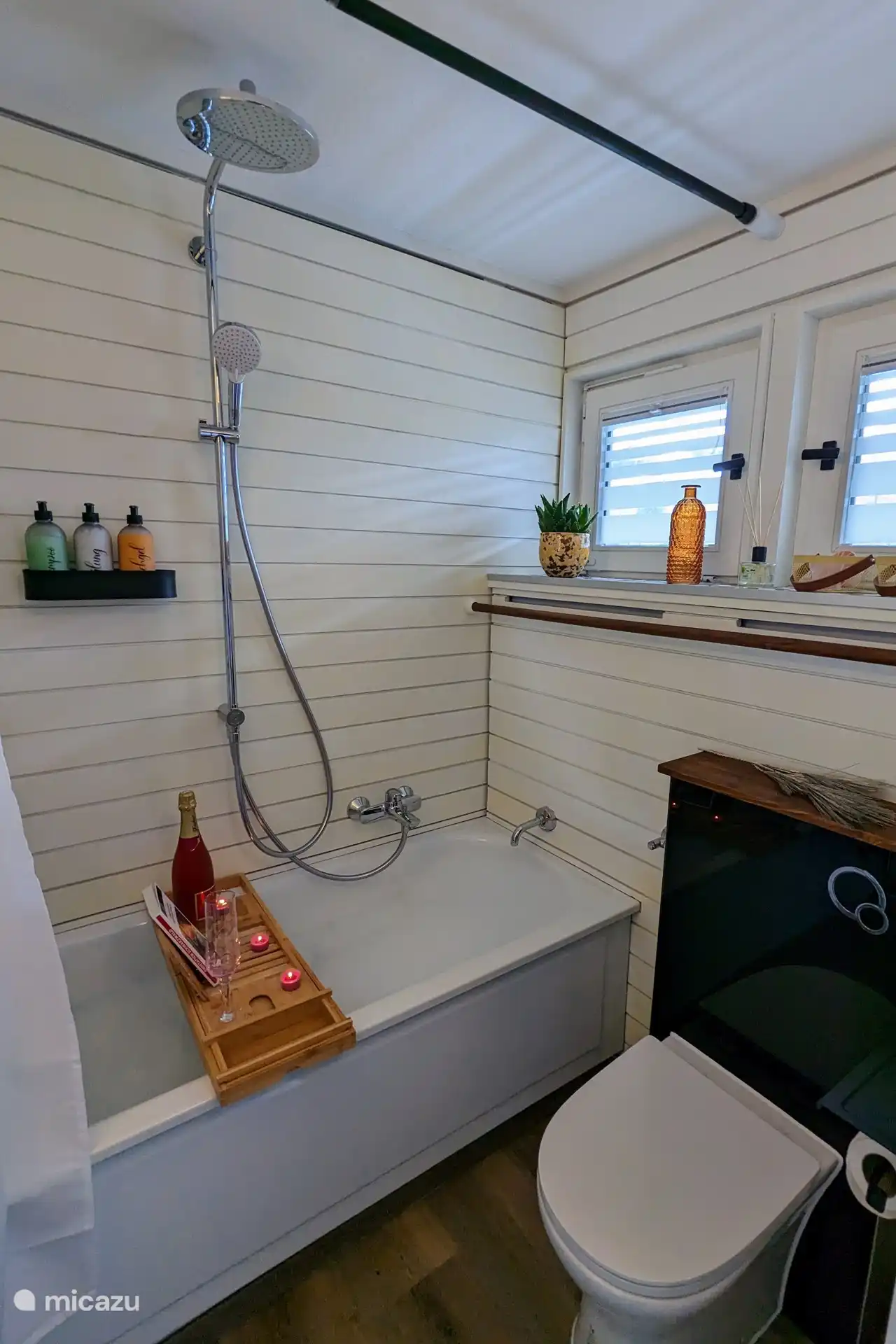 Ou un bain avec du champagne ? Après une journée active, il n’y a rien de mieux qu’un bain moussant luxueux. Offrez-vous une pure détente avec une coupe de champagne et profitez de l’atmosphère calme de notre élégante salle de bains de la Forêt-Noire.