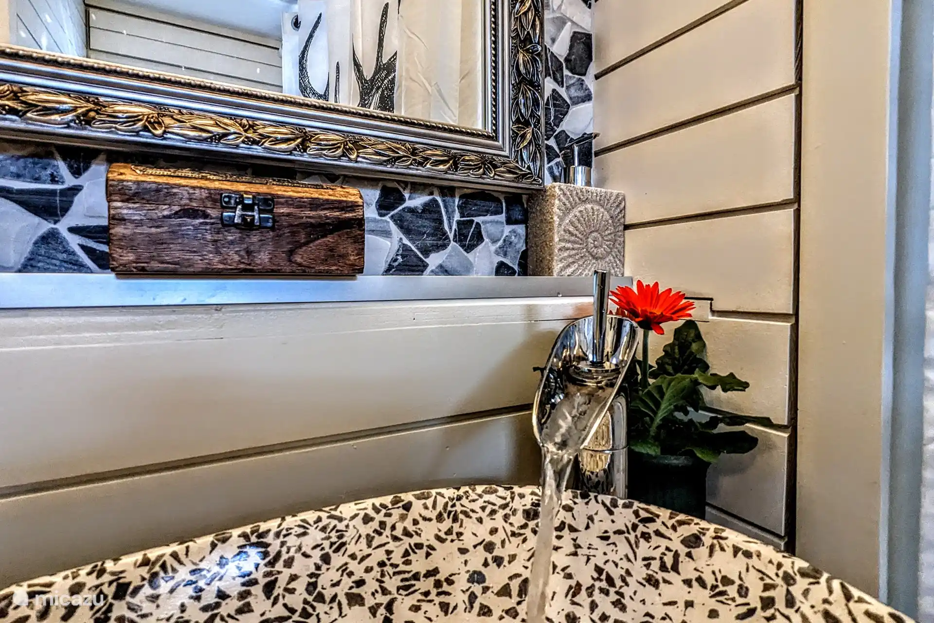 Salle de bains élégante avec une touche de la Forêt-Noire – Profitez de l’oasis de détente. L’eau qui coule du robinet, comme un ruisseau gazouillant dans la forêt, vous apporte la tranquillité rafraîchissante de la nature directement dans la salle de bain.