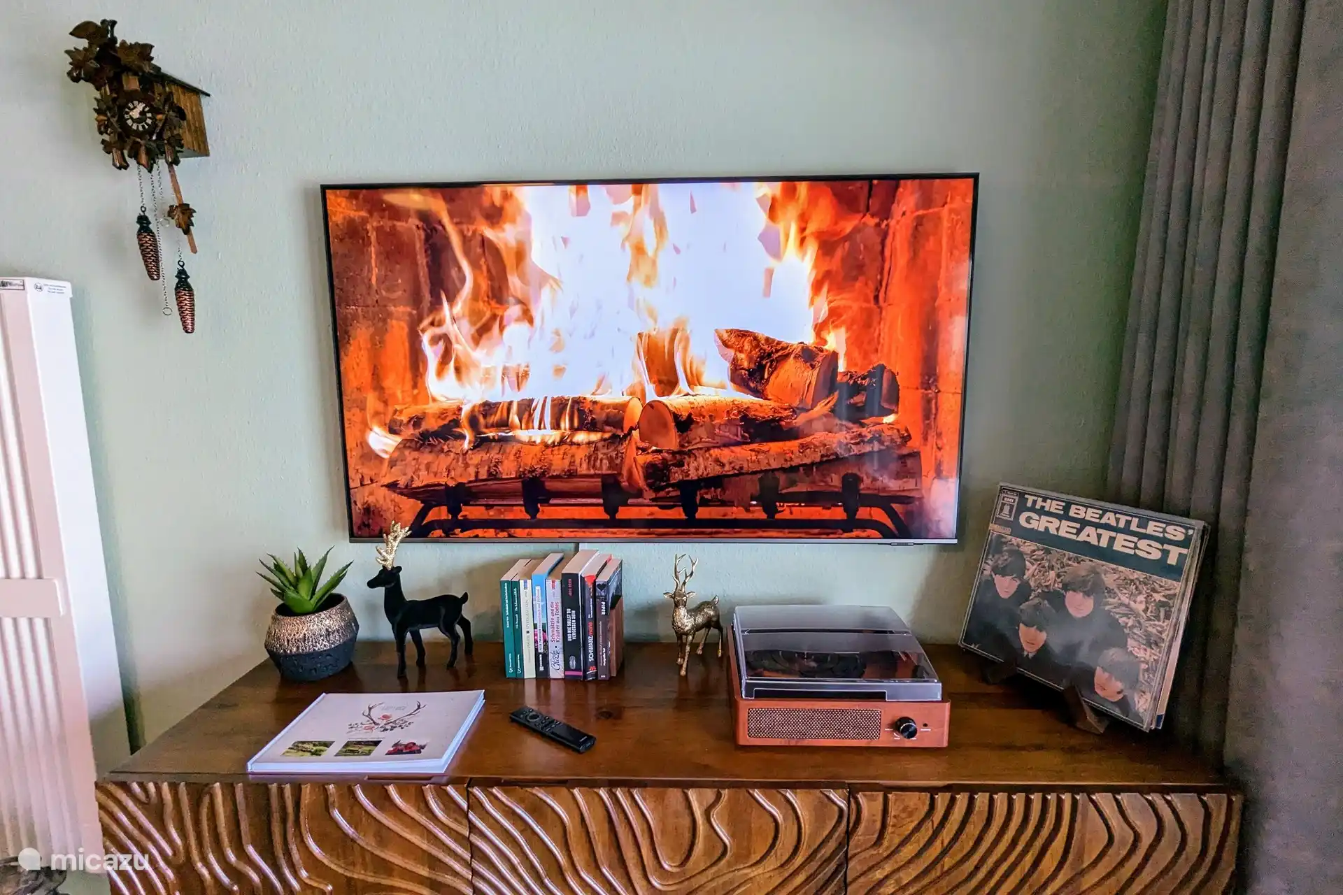 Technologie moderne et charme nostalgique : détendez-vous avec notre pack de divertissement sur une Smart TV de 55 pouces, y compris un tourne-disque avec de vieux classiques pour les mélomanes. Détendez-vous avec Netflix, la télévision par câble et la console de jeux Nintendo