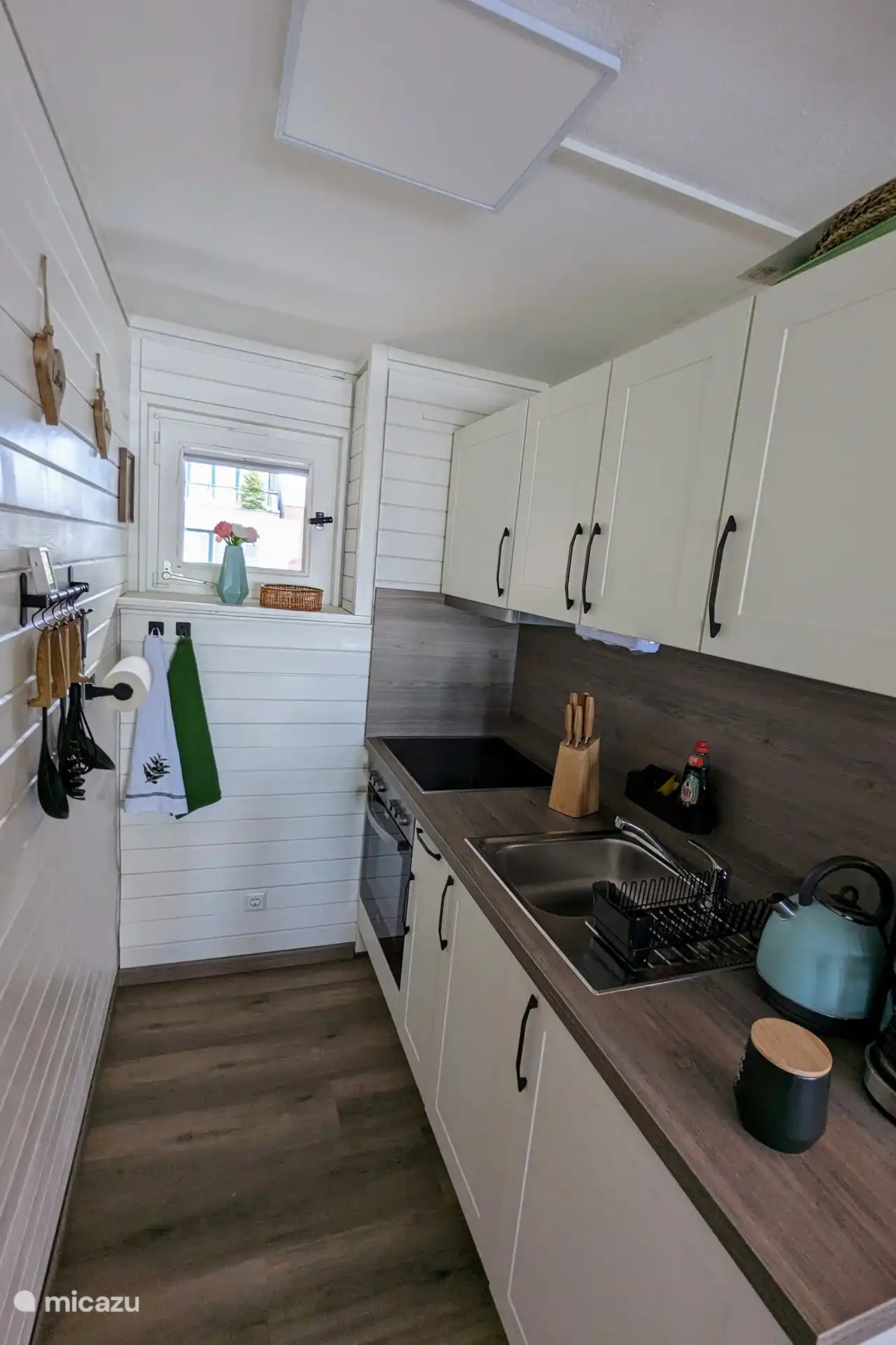 Cuisinez de délicieux repas dans notre cuisine entièrement équipée ! Il comprend une machine à café, une bouilloire, une cafetière à piston et une machine à expresso.... Du café, du thé, du sel, du poivre, de l’huile et du papier sulfurisé sont également fournis. Parfait pour votre expérience culinaire !