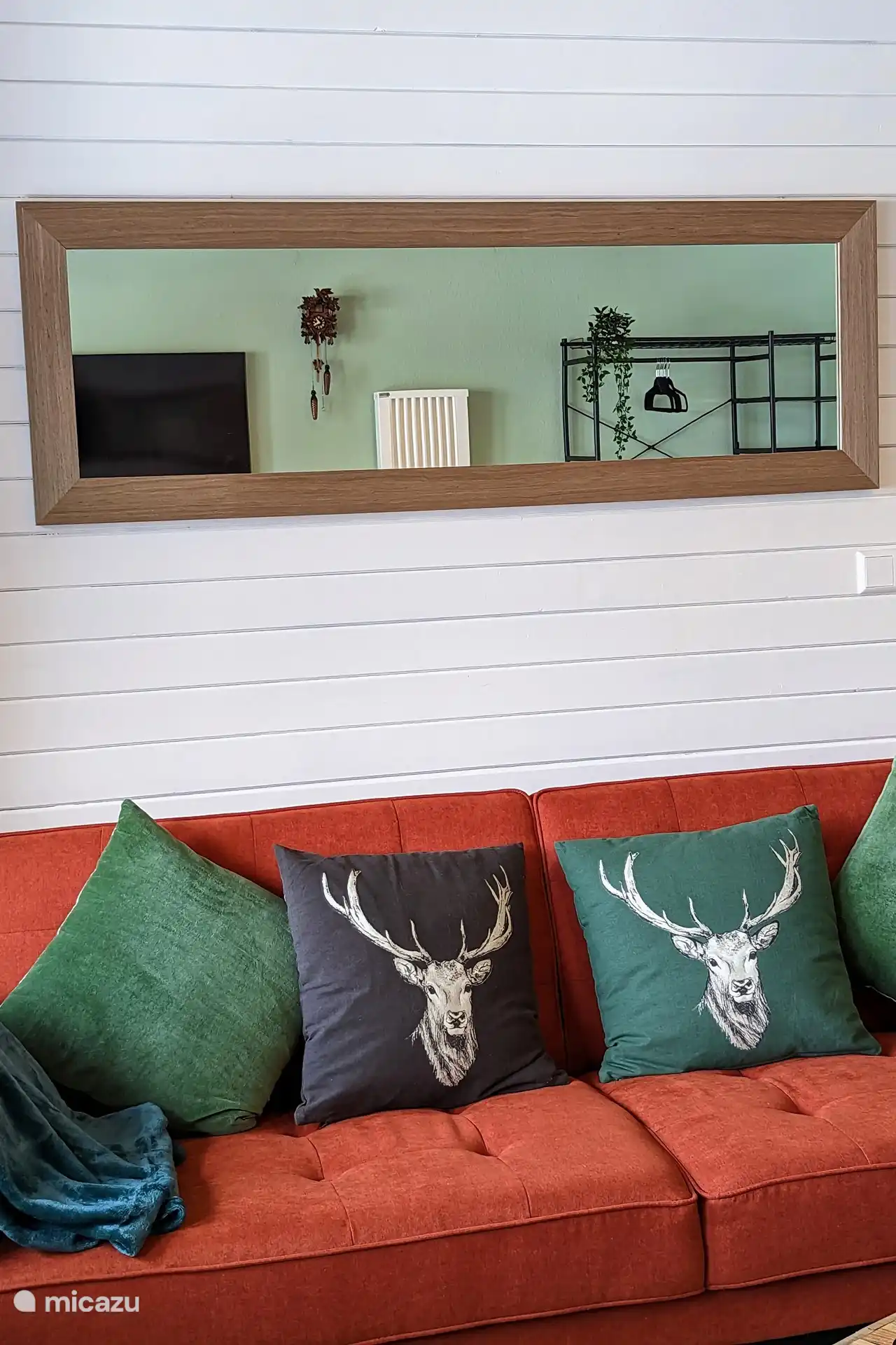 The Deer Is Calling You - Détendez-vous sur le canapé avec des coussins décorés de cerfs. Plongez dans l’atmosphère chaleureuse et écoutez l’appel de la nature. Ici, vous trouverez du confort et un peu de magie de la forêt.