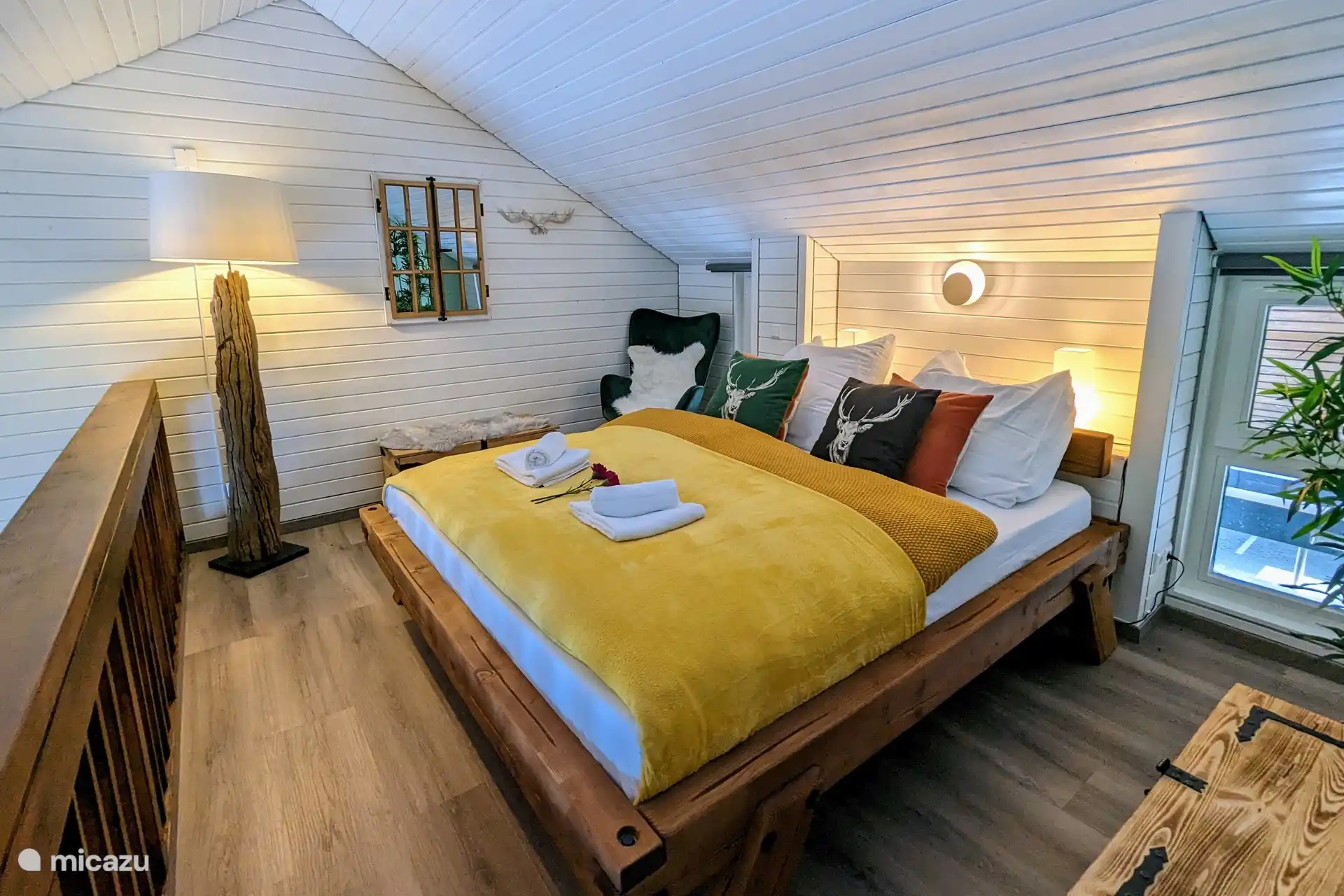 Plongez dans un sommeil réparateur dans le luxueux lit queen-size (160 cm) avec recharge inductive pour téléphone portable. Réveillez-vous frais et reposé dans notre appartement confortable et commencez la journée plein d’énergie !