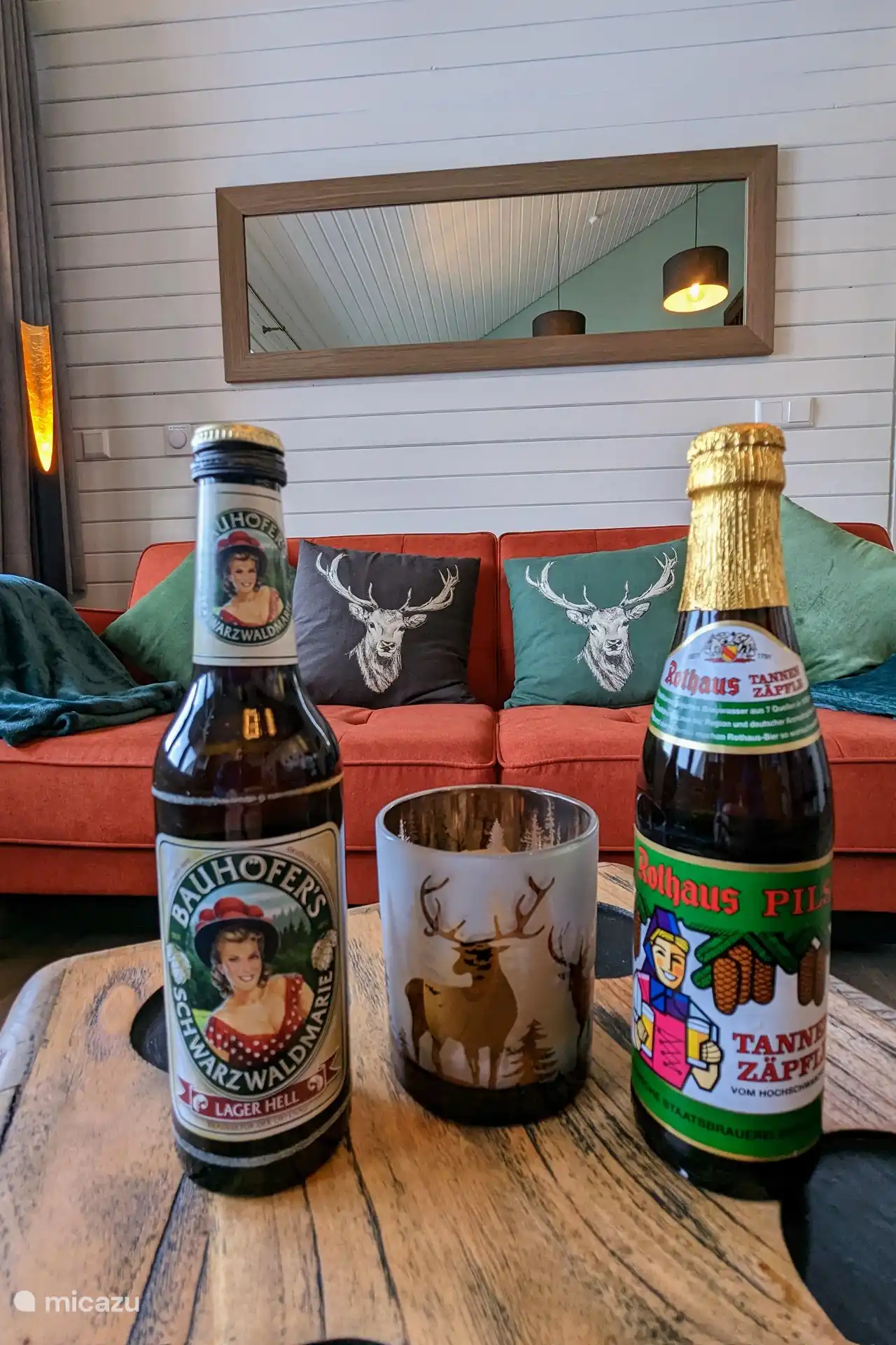 Terminez la journée sur notre canapé douillet avec une bière locale. Profitez de l’ambiance de la Forêt-Noire et de l’aménagement élégant de notre appartement pour des soirées relaxantes !