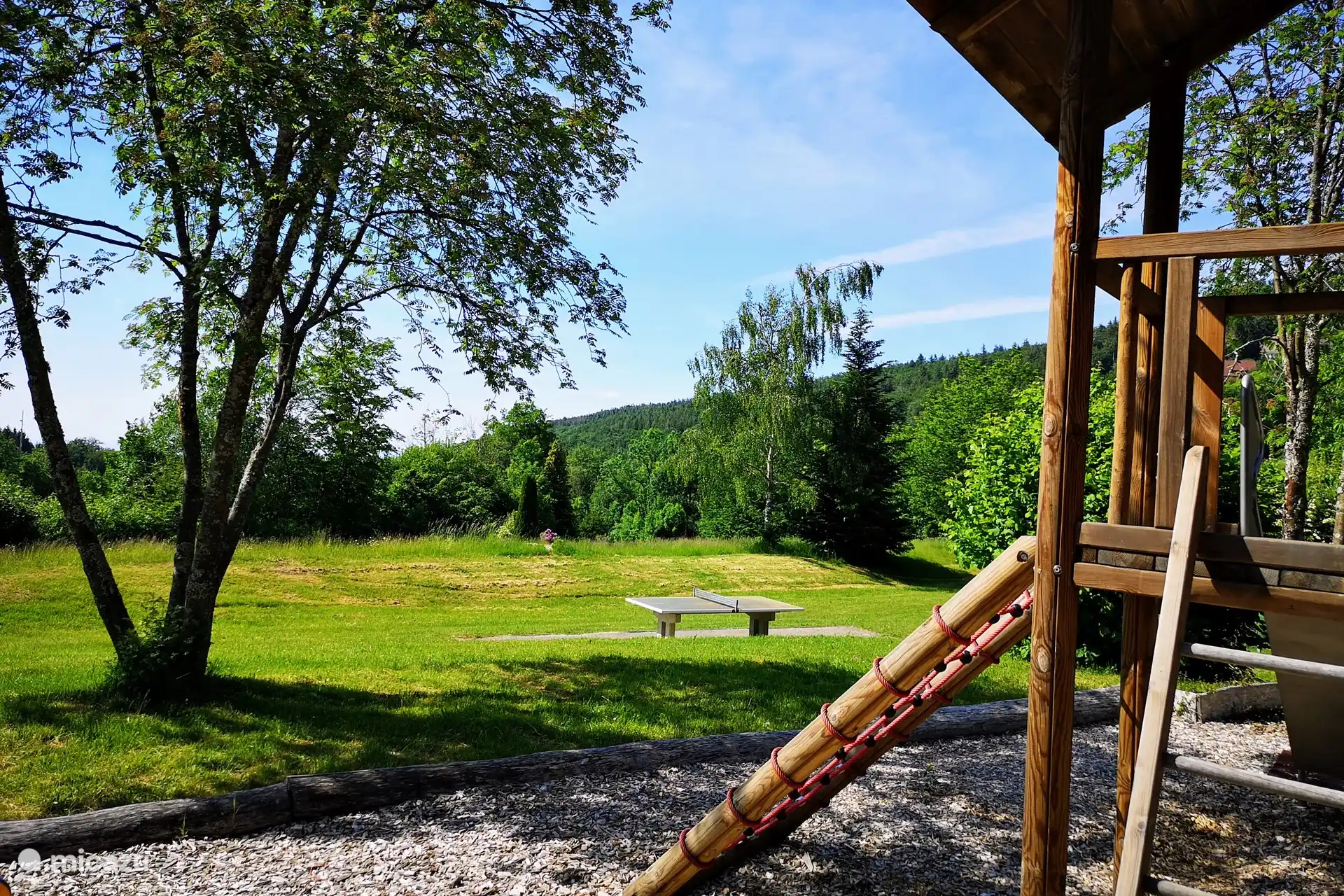 Table de ping-pong et aire de jeux – un plaisir actif pour petits et grands. Bien entendu, des raquettes de ping-pong sont également à la disposition de nos clients. Amusez-vous et jouez dans notre oasis de vacances et profitez d’une détente active au milieu de la nature.