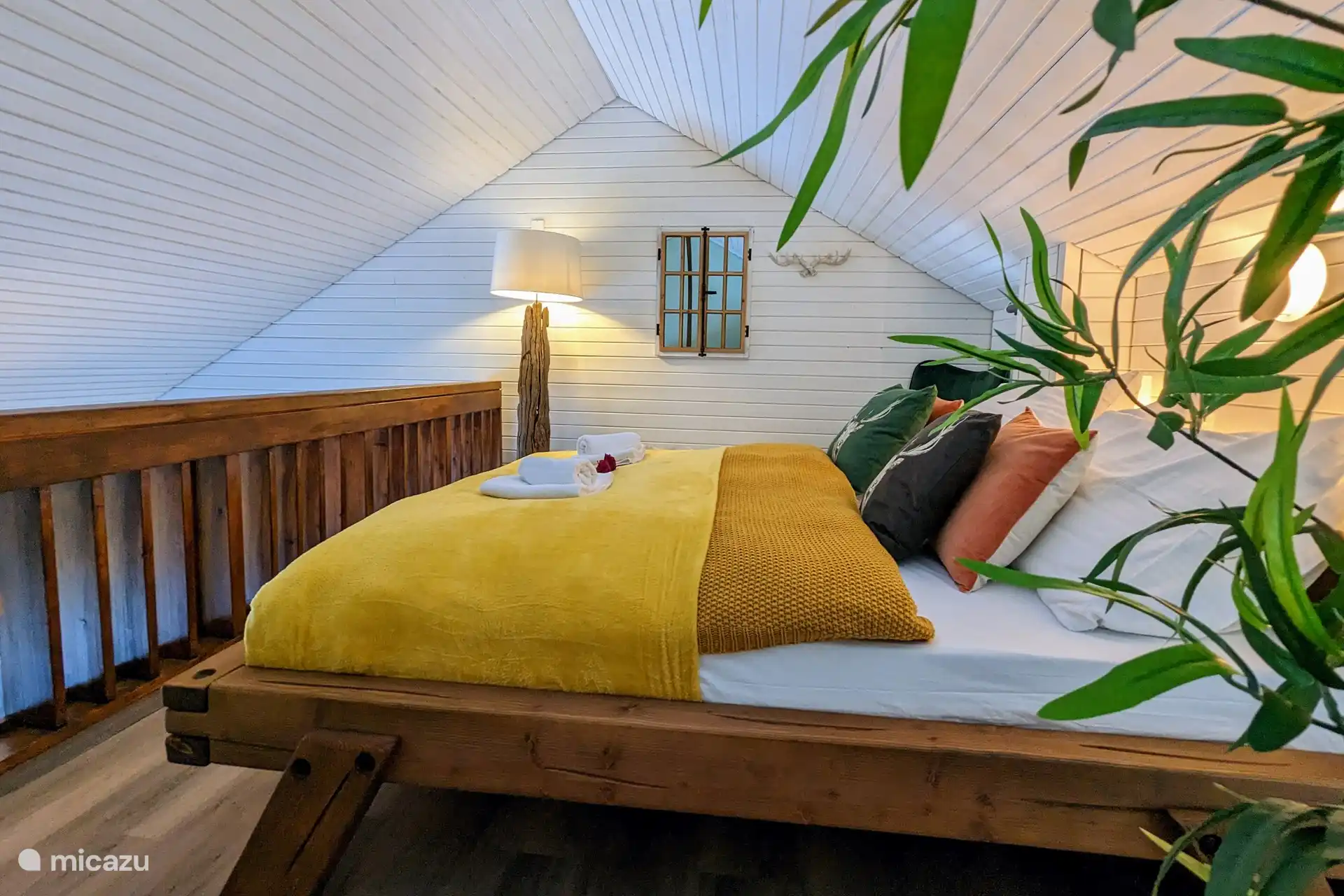 Il est temps de rêver dans le lit douillet de notre chambre de la Forêt-Noire. Profitez de la vue sur le salon ouvert. L’appartement peut être obscurci naturellement, de sorte que vous vous réveillez rafraîchi et reposé.