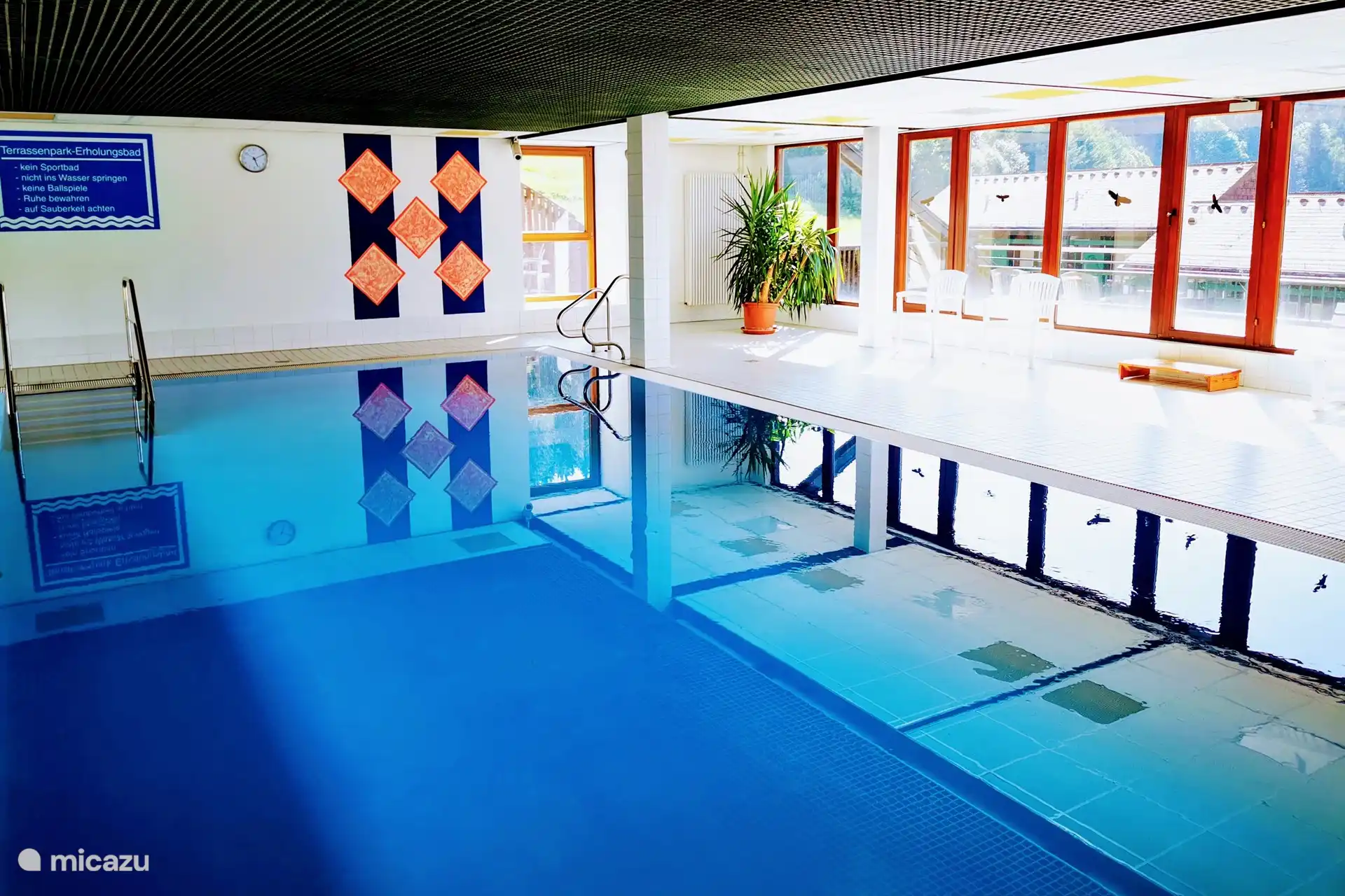 Détente dans la piscine - Plongez dans notre piscine intérieure rafraîchissante. Profitez de l’eau agréable et ressentez l’effet bénéfique sur le corps et l’esprit. Ici, vous pourrez vous ressourcer et vivre des moments de baignade insouciants.