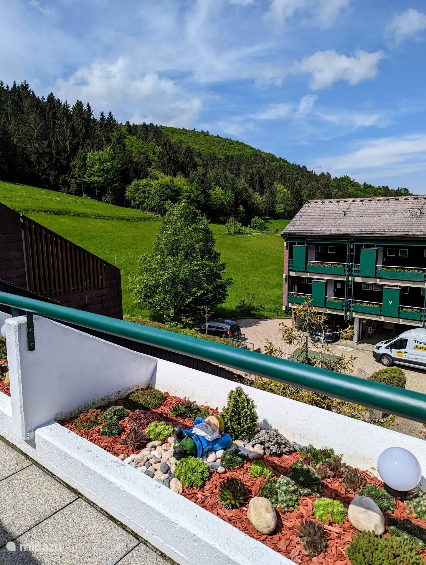 Profitez du moment comme notre nain de jardin ensoleillé Gastón. Laissez le soleil chaud vous embrasser et sentez tous vos soucis s’évanouir. Détendez-vous, ressourcez-vous et permettez-vous de profiter de l’instant présent en toute sérénité