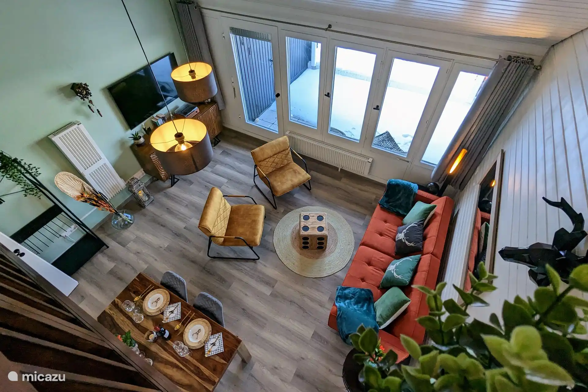 Profitez de la vue unique depuis la galerie de couchage dans notre appartement élégant - parfait pour les couples et les petites familles !