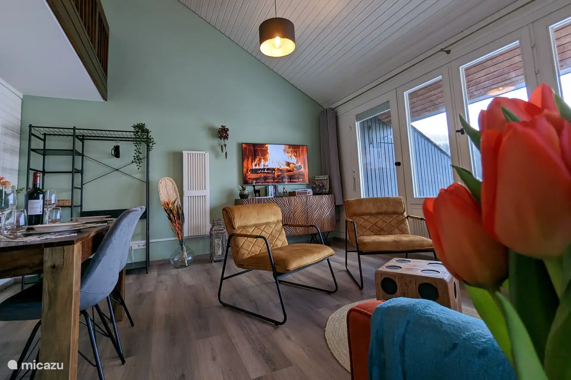 Salon moderne avec fauteuils en cuir confortables, grande télévision à écran plat avec Netflix et télévision par câble. De grandes fenêtres offrent beaucoup de lumière naturelle. Endroit parfait pour se détendre après une journée dans la nature ou à explorer la ville.