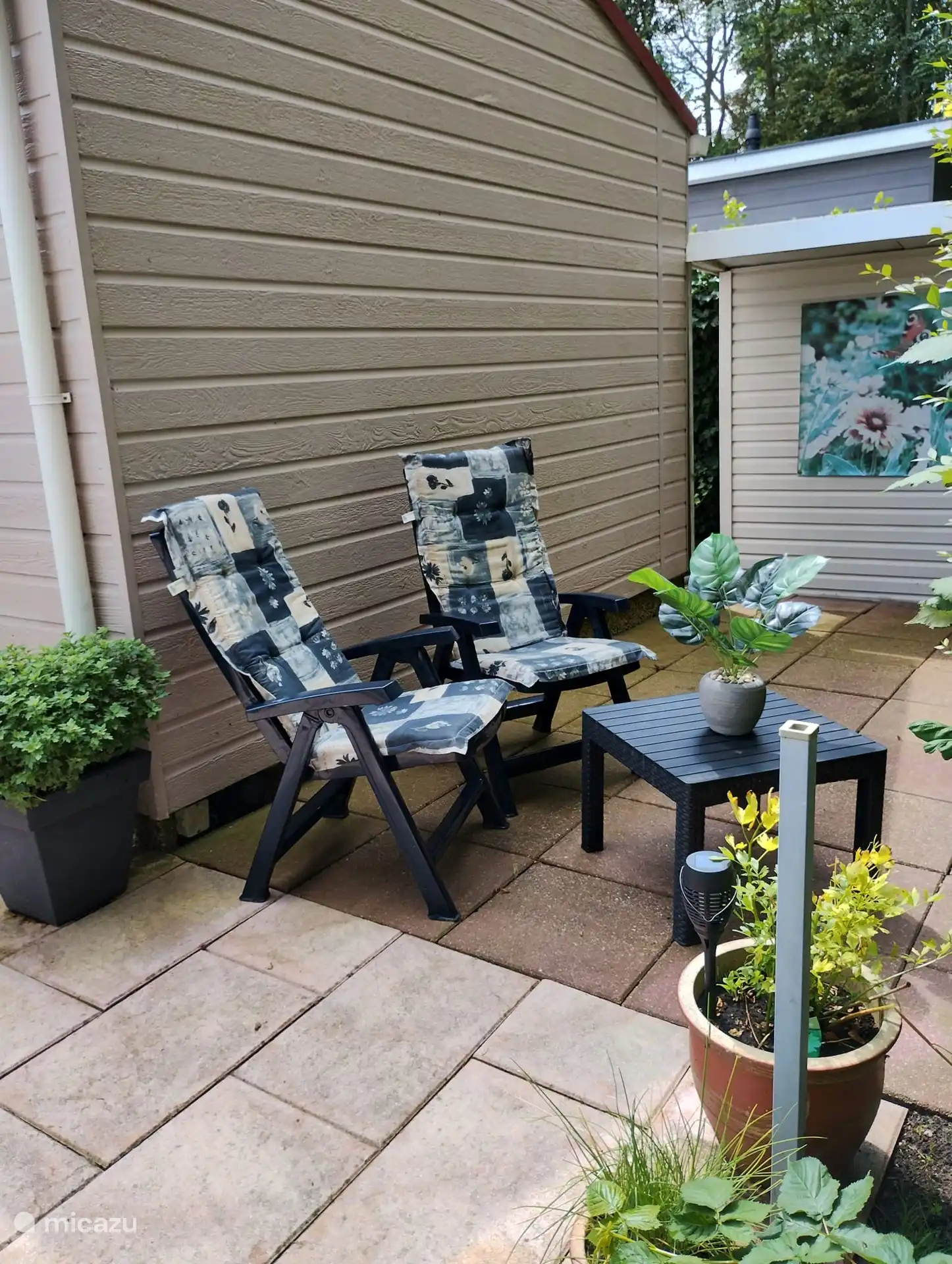 Auf der Rückseite des Chalets befindet sich auch eine Terrasse