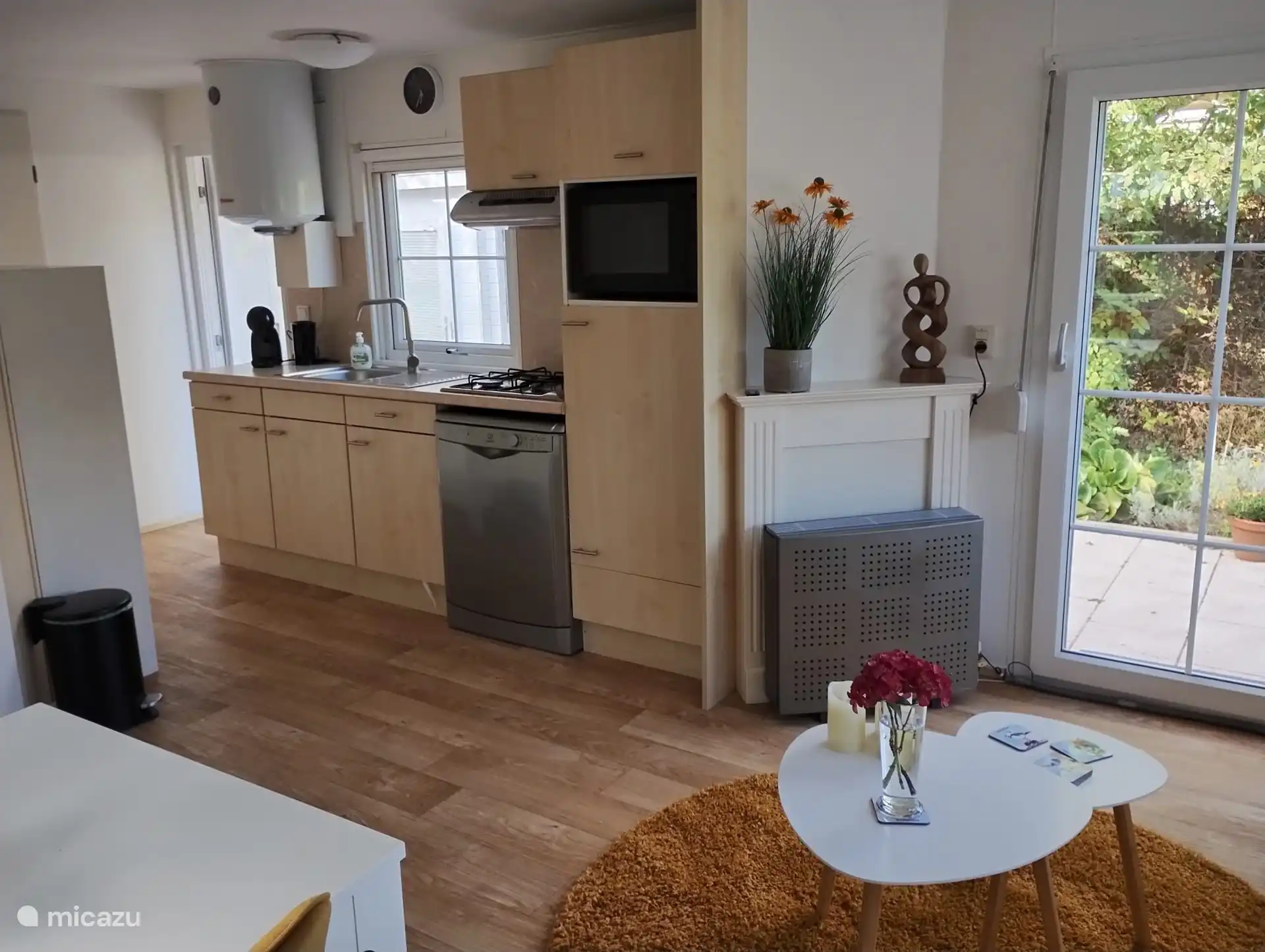 Praktische Küche mit Kühlschrank mit Gefrierfach, Geschirrspüler, Dolce Guste Kaffeemaschine und Wasserkocher