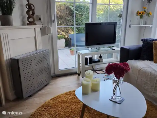 Location de Vacances Pays-Bas, Hollande méridionale, Goedereede, maison de vacances - Palais de Wil TV disponible dans le salon : La télévision est mobile grâce à l’armoire à roulettes, vous pouvez regarder la télévision au moyen de Digitenne