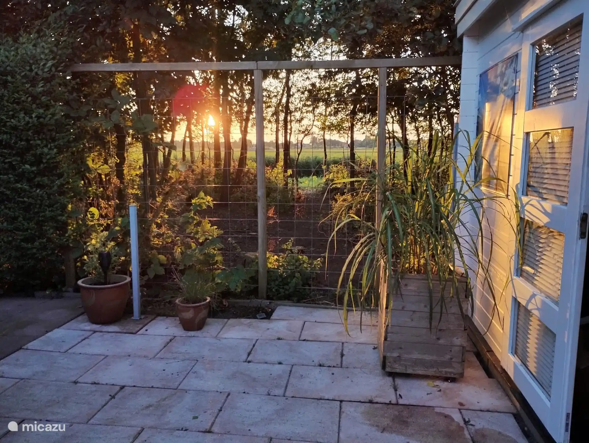 An der Hütte gibt es mehrere Terrassen. Sie haben einen weiten Blick vom Garten (hinten) 