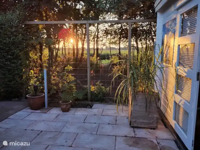 Location de Vacances Pays-Bas, Hollande méridionale, Goedereede, maison de vacances - Palais de Wil Au chalet, il y a plusieurs terrasses. Vous avez une large vue depuis le jardin (à l’arrière)
