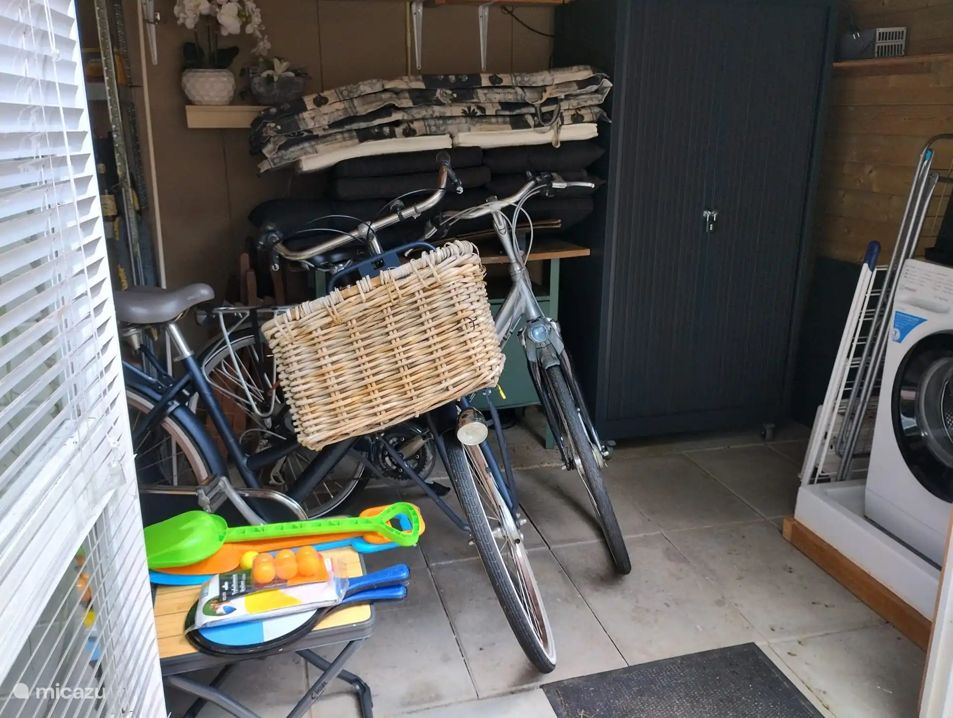 Separater Abstellraum mit 2 Fahrrädern, die Sie kostenlos nutzen können