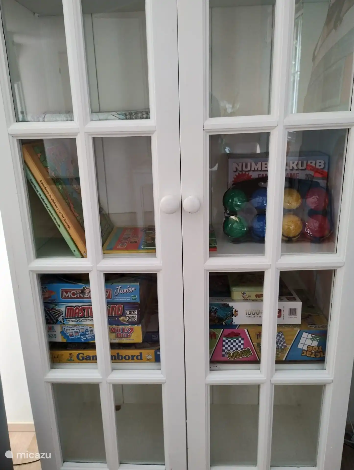 Schrank im Chalet mit Spielen für Kinder