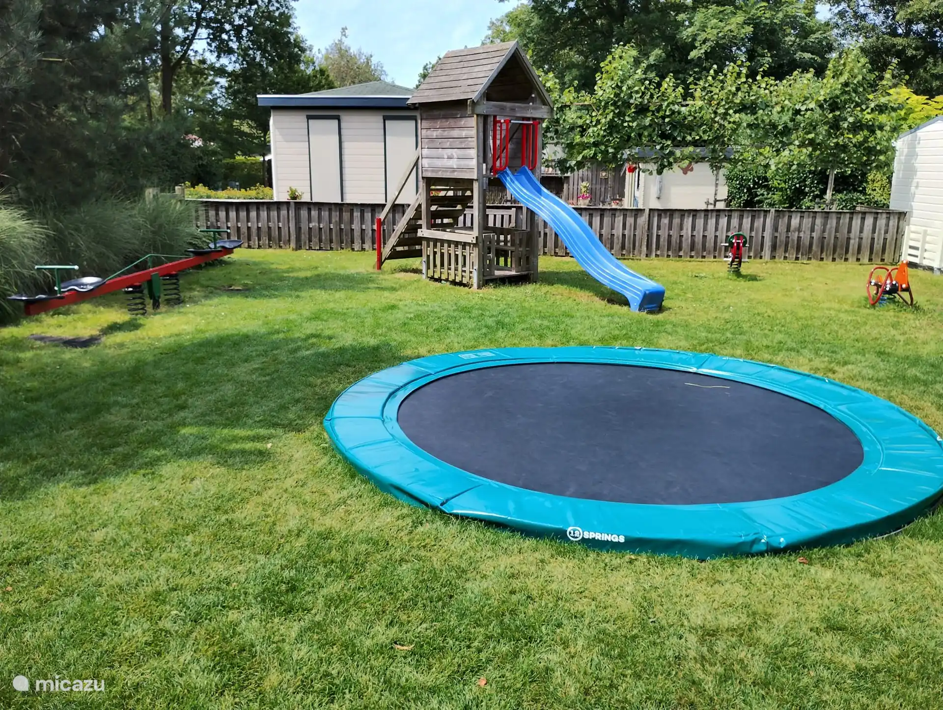 Spielplatz mit Trampolin im Park De Goede Ree