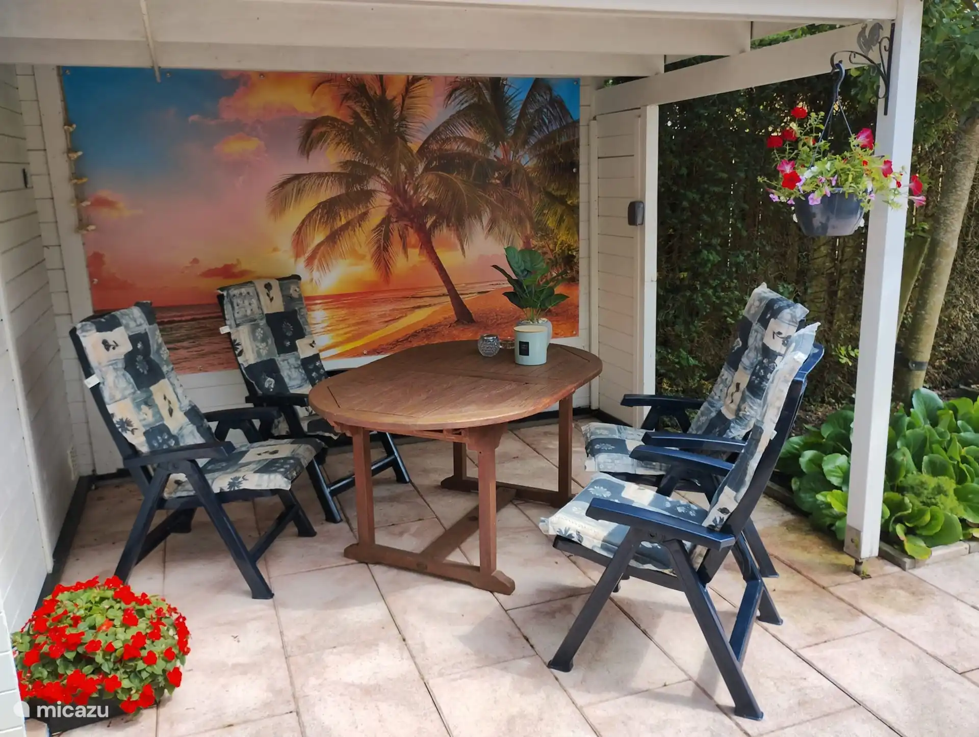 Es gibt auch eine Terrasse mit einem Baldachin und vier Gartenstühlen (mit Gartenkissen)