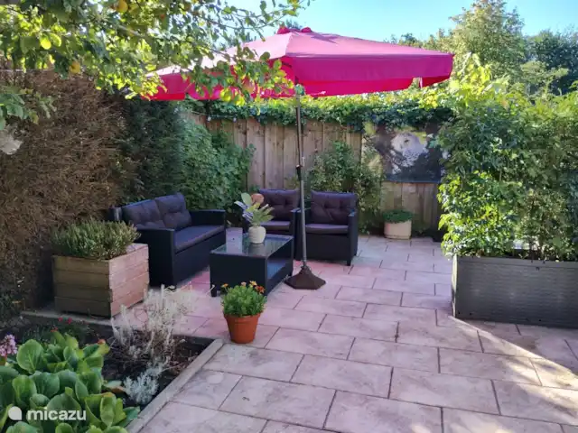 Location de Vacances Pays-Bas, Hollande méridionale, Goedereede, maison de vacances - Palais de Wil 1 Terrace dispose d’un ensemble de salon avec parasol (ou sans, comme vous voulez !)