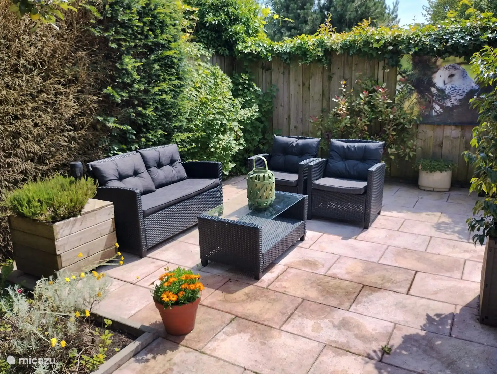 Schöner Garten mit mehreren Terrassen