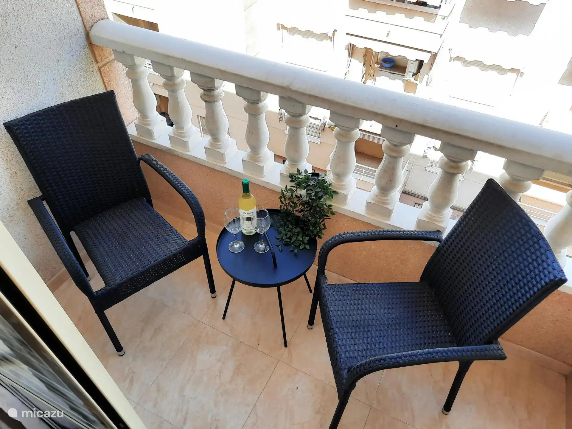 ¡El balcón tiene 2 sillas con mesa auxiliar! Perfecto para disfrutar del refrescamiento por la mañana con una taza de café. También encontrará un tendedero aquí.