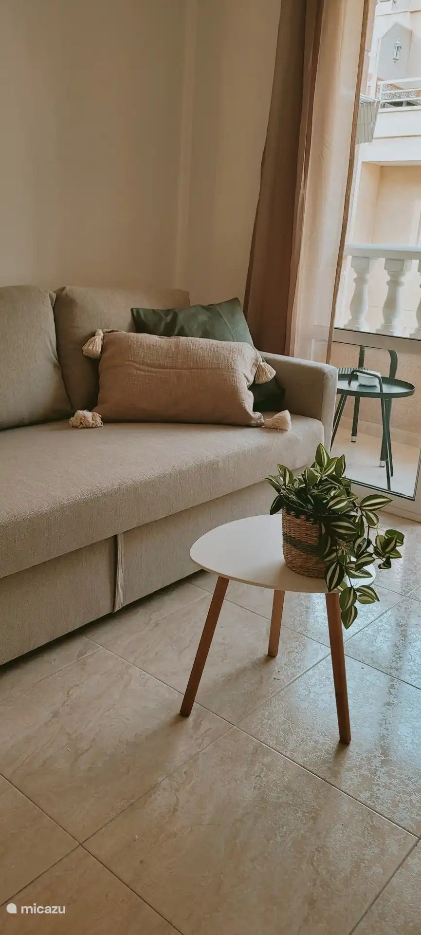 Nuestro cómodo y amplio sofá. ¡Aquí es donde puedes relajarte después de un día soleado!