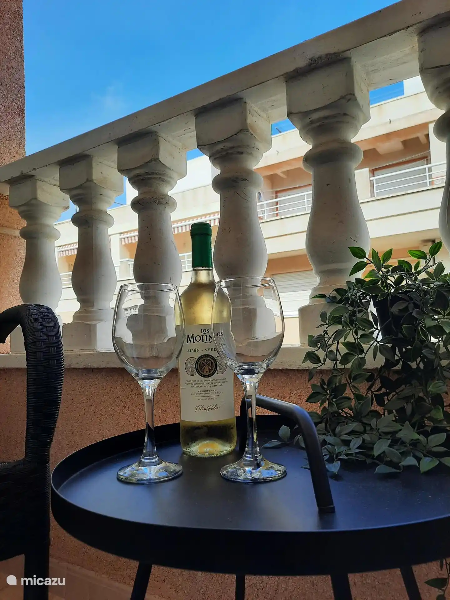 Ven a disfrutar de Casa de Luz, ¡el vino ya está frío!