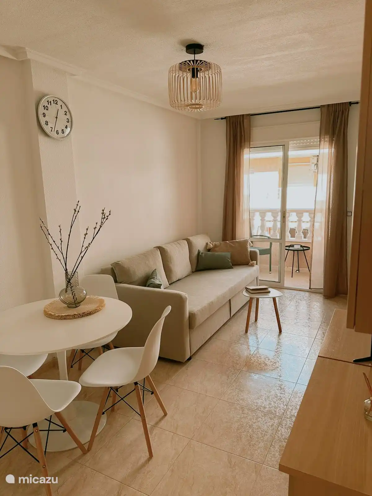 Casa de Luz tiene un sofá maravillosamente espacioso en la sala de estar, ¡muy cómodo para dejarse caer!