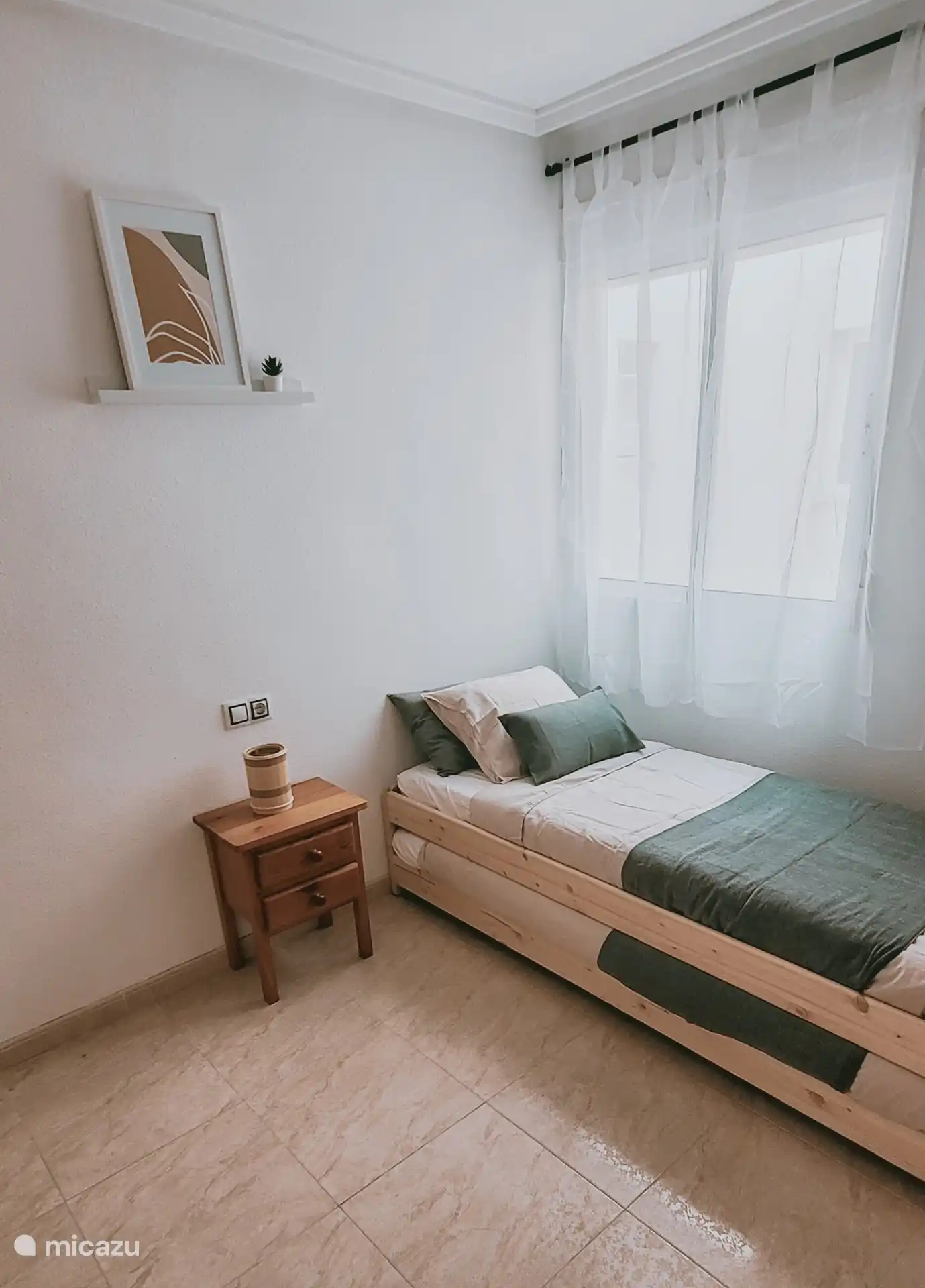 ¿Vienes con menos de 4 personas? ¡Luego podemos crear espacio adicional apilando las 2 camas individuales en una cama individual!