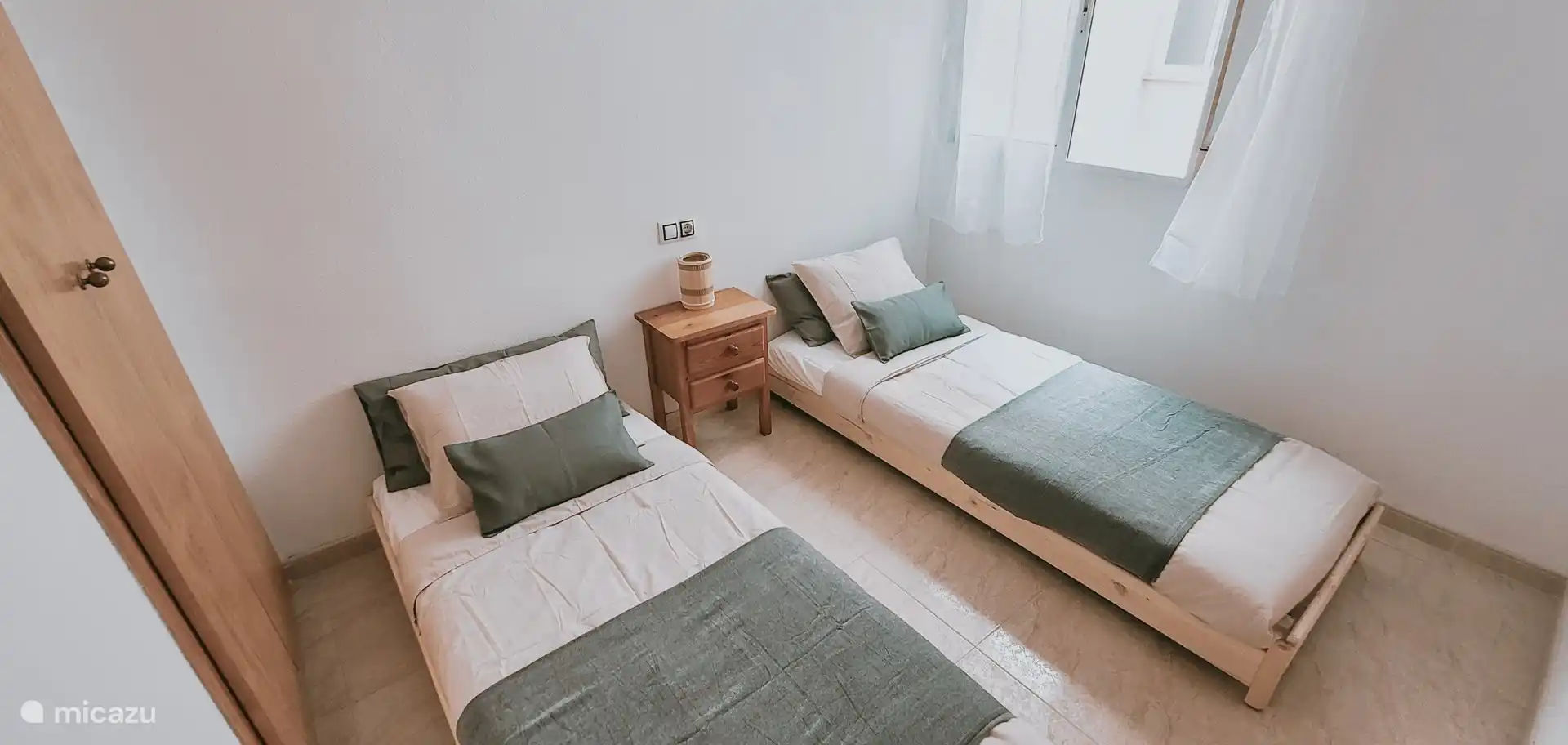 ¡Las posibilidades de esta habitación son diversas! De esta manera puedes dormir por separado con 2 personas aquí. *Se trata de 2 camas individuales bajas