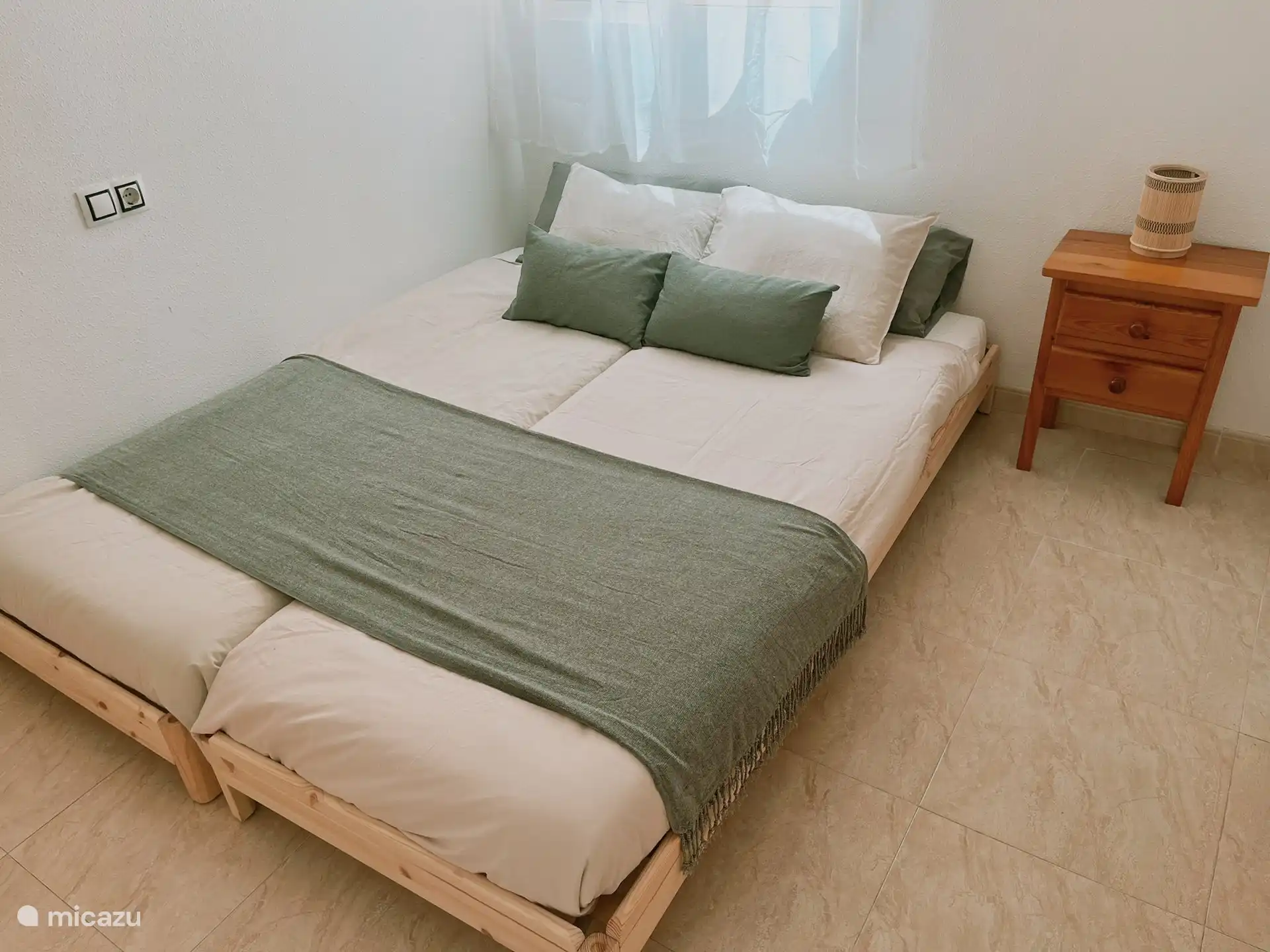 En este dormitorio podemos crear una 2ª cama doble (baja), uniendo las 2 camas individuales.