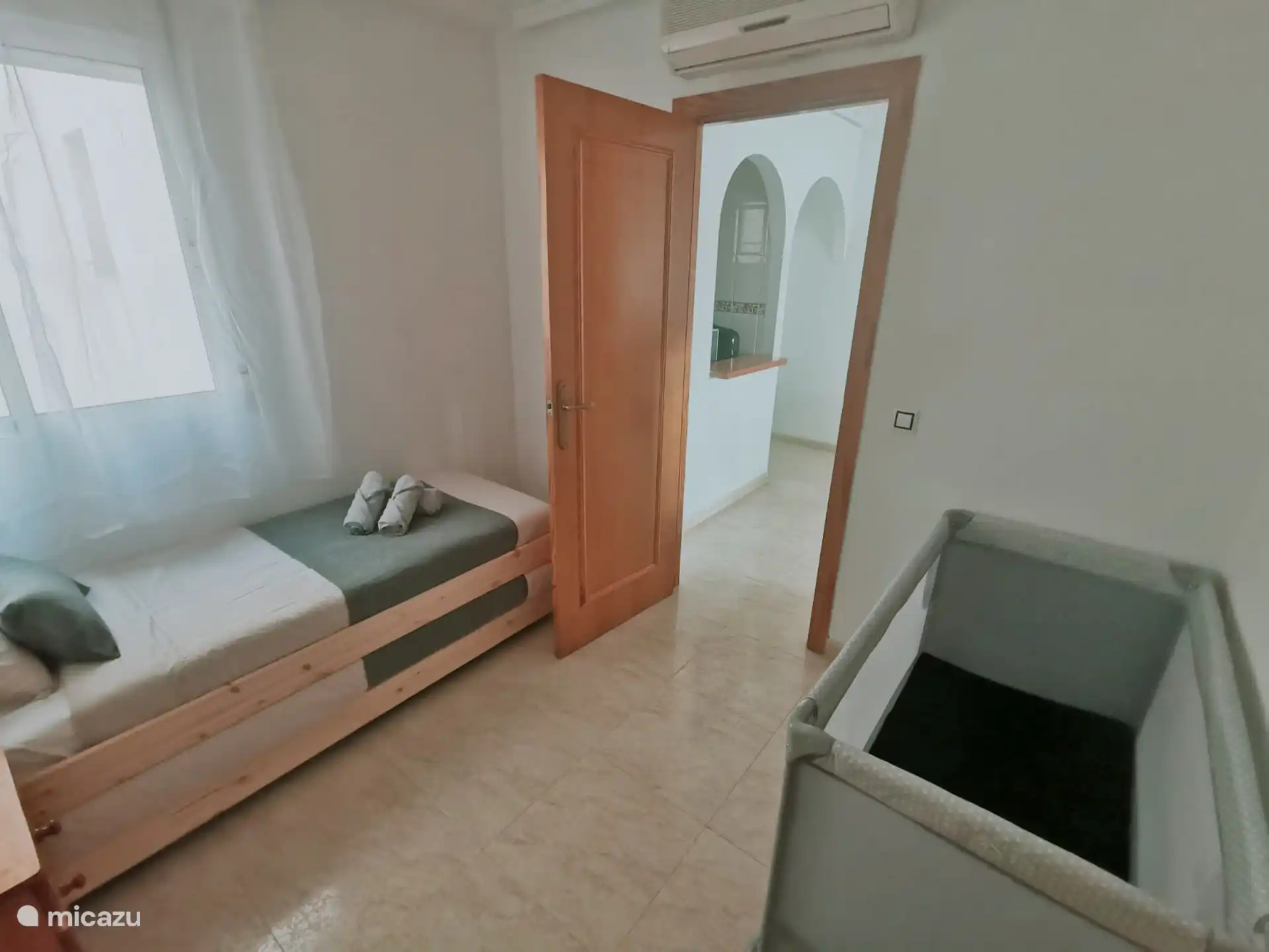 Si vienes con un bebé (0-2 años), ¡pondremos nuestra cama de camping para nuestro huésped más joven de forma gratuita! 

La cama de camping está hecha con un colchón de 5cm de grosor (plegable) y funda de colchón.