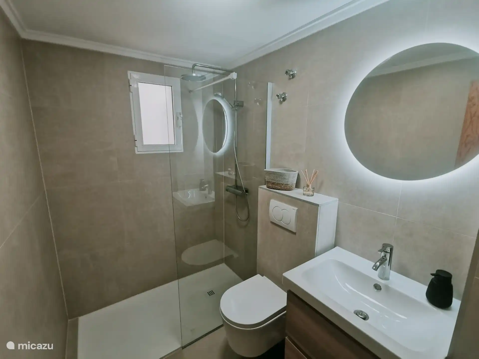 ¡Lujoso baño completamente renovado (2023)! 

El moderno baño de Casa de Luz tiene una hermosa ducha a ras de suelo, un lavabo y un inodoro. ¡Un secador de pelo está disponible!