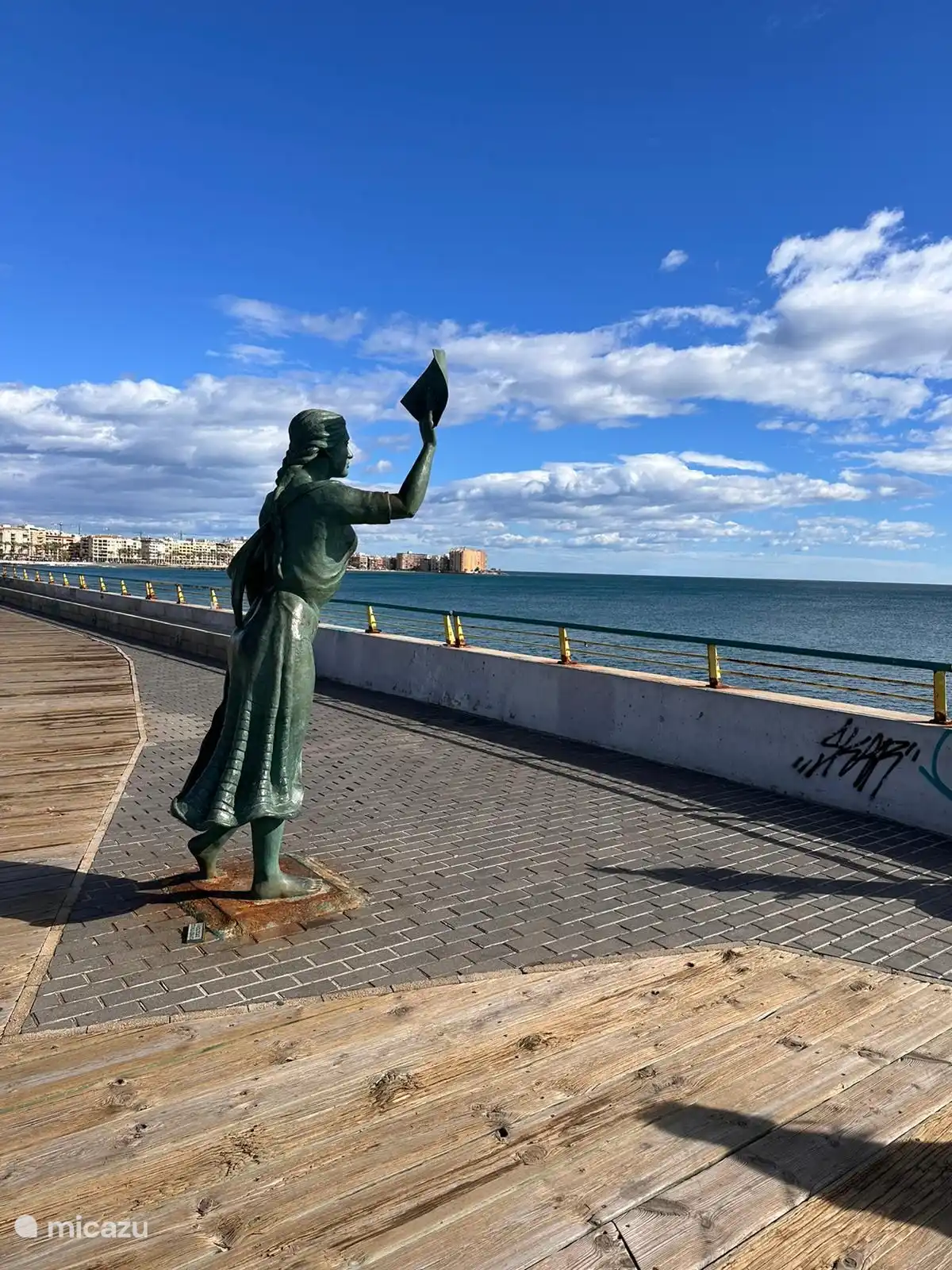 ¿Te apetece dar un paseo y rodeado de mar? Camina por el muelle de Torrevieja y disfruta del sol, las olas y el maravilloso clima.