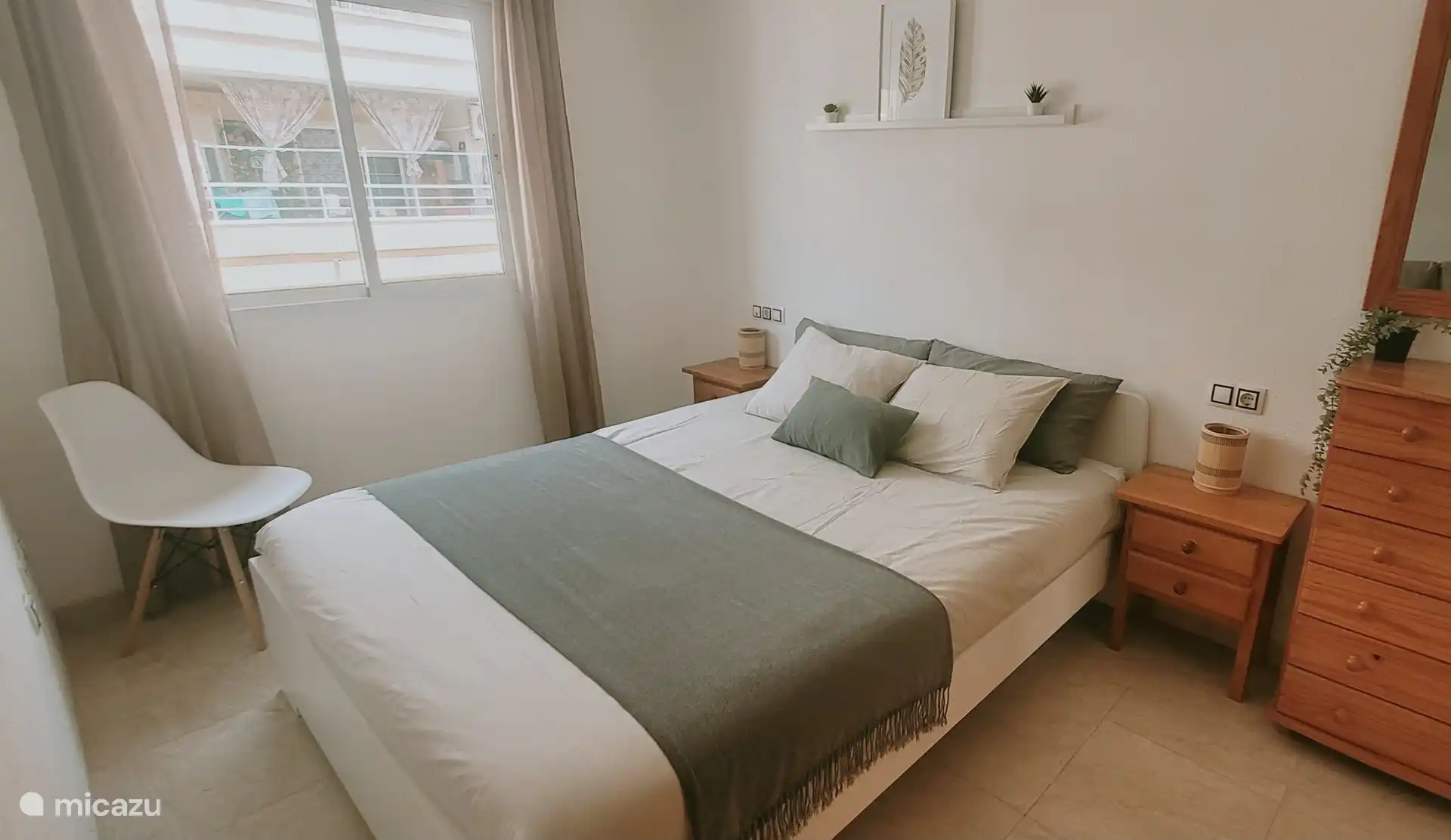 El dormitorio principal tiene una buena cama doble con un hermoso topper para mayor comodidad al dormir. (dimensiones de la cama 2.00x1.60)