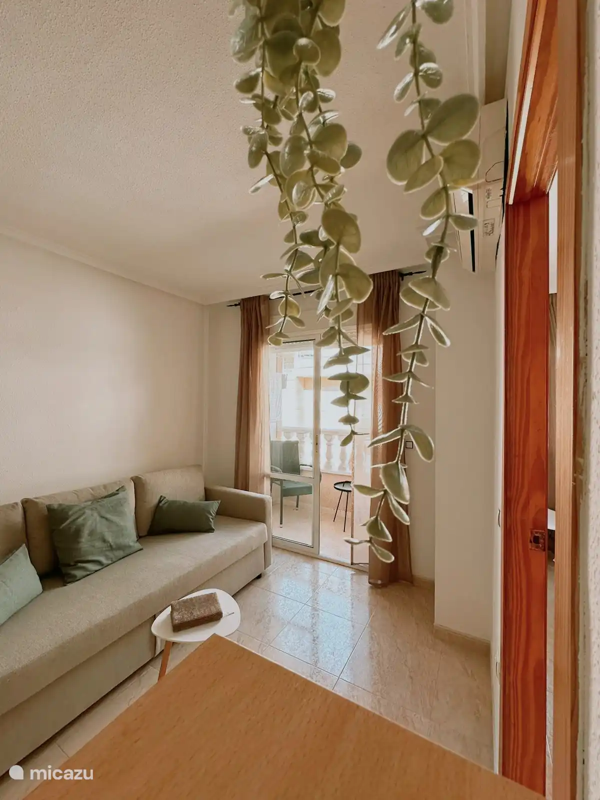 Siéntase como en casa en la acogedora sala de estar, ¡un lugar para relajarse después de un maravilloso día de playa!