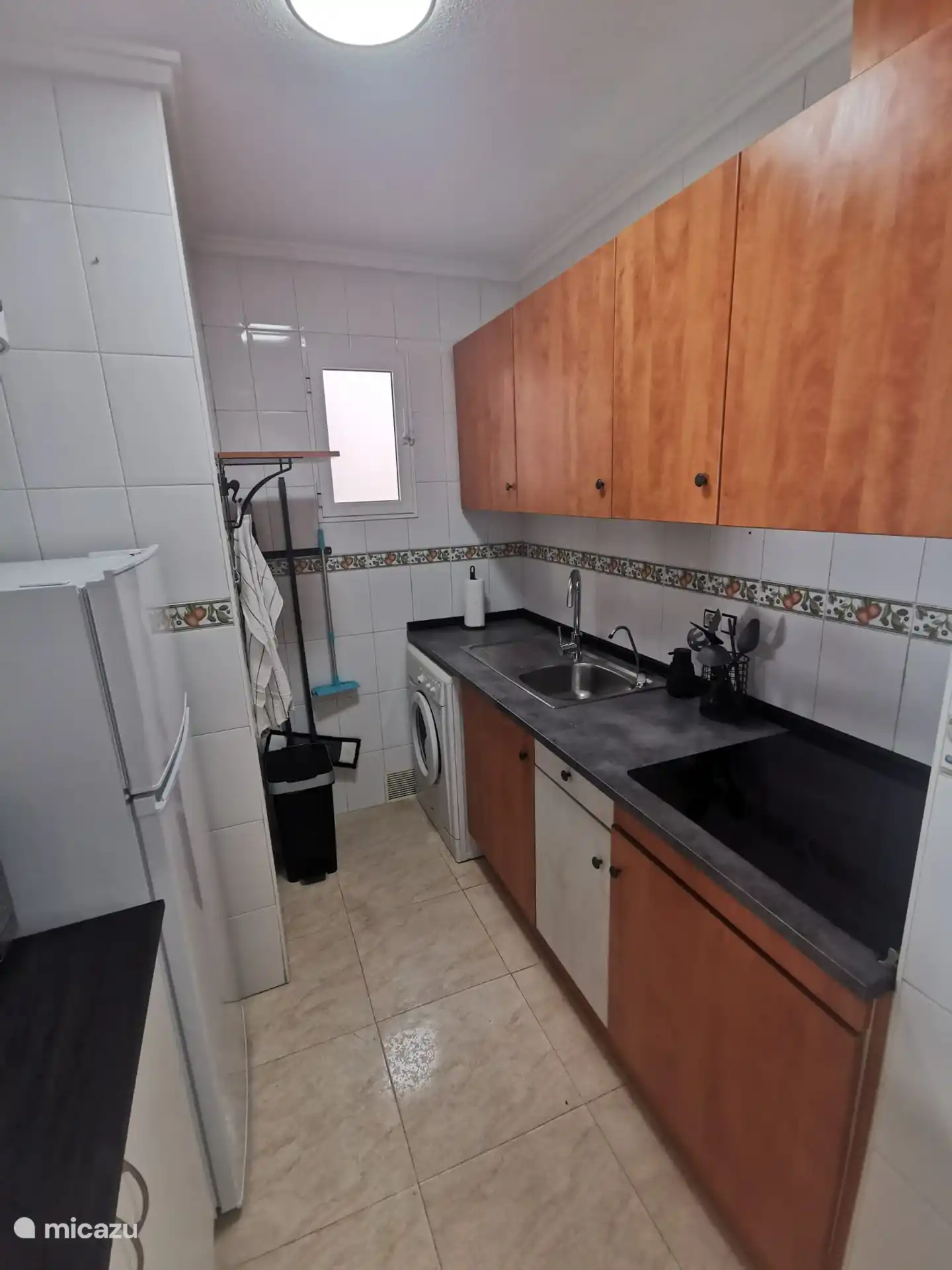 La cocina semiabierta está totalmente equipada: nevera-congelador, microondas, cafetera, hervidor de agua, tostadora, vajilla, cubertería e incluso una lavadora!