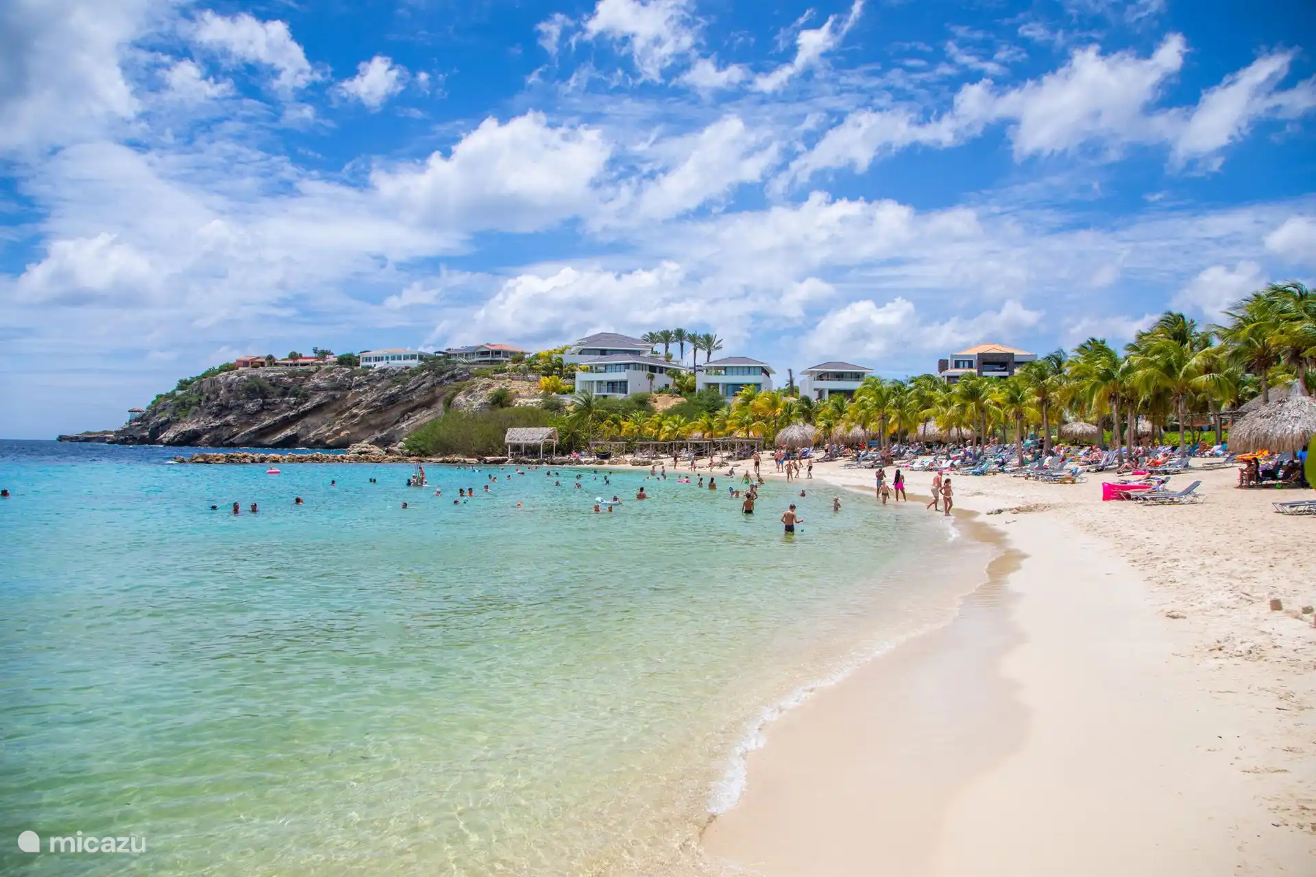 En tant qu’invité de Villa Bocasal, vous avez un accès gratuit à la plage de sable blanc de Blue Bay, avec l’utilisation d’un transat solaire. 