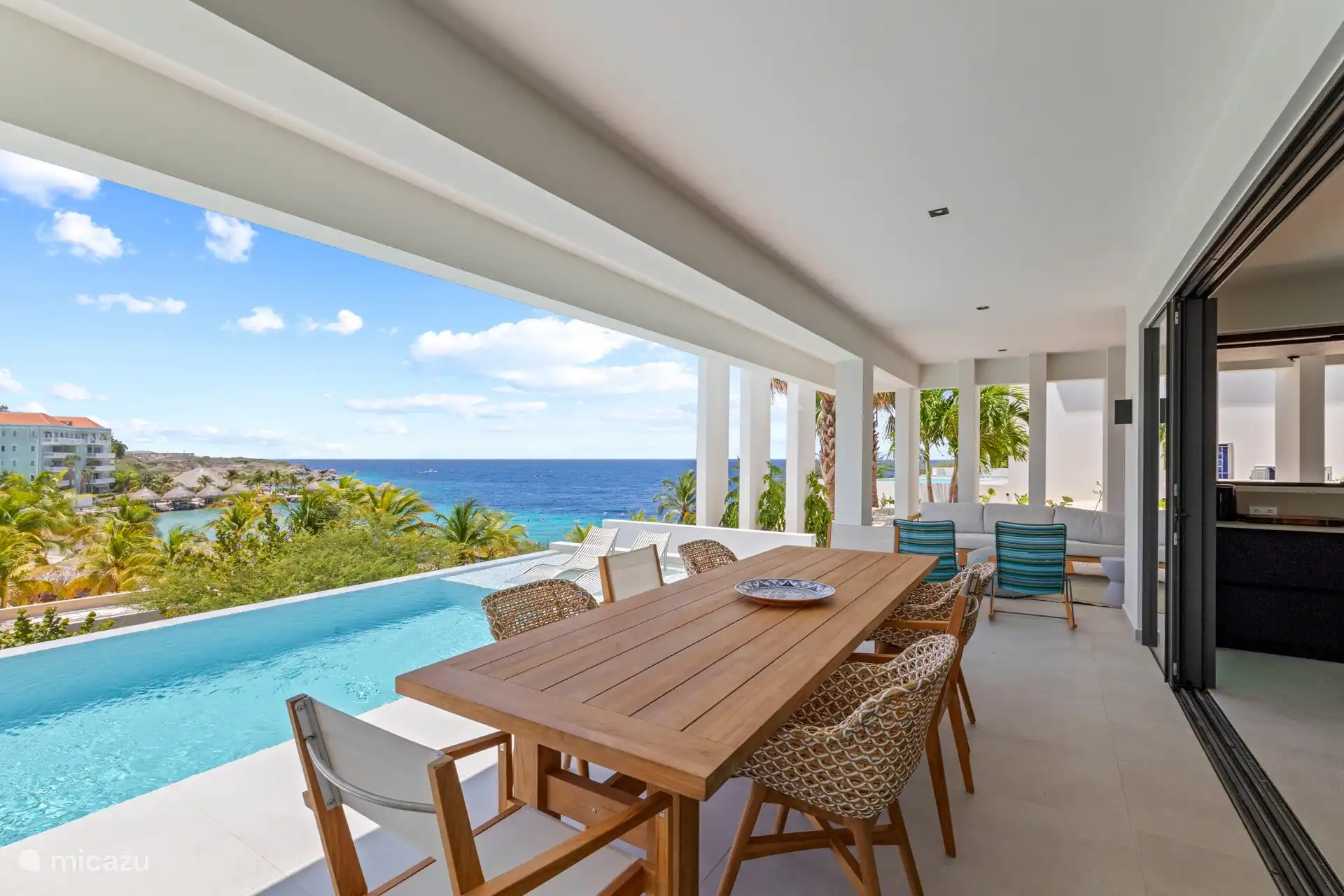 Essen im Freien an diesem Tisch