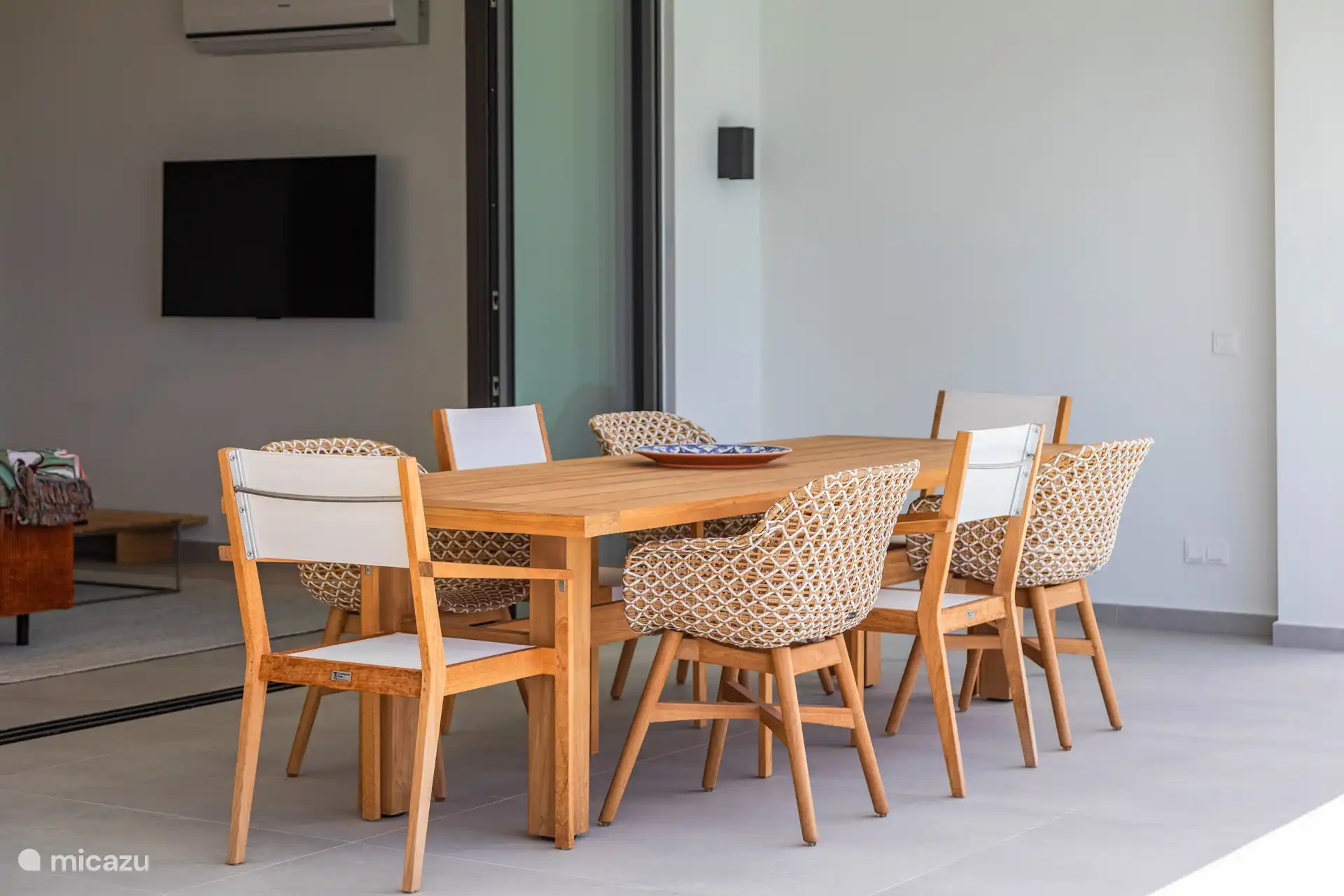 Essen im Freien an diesem Tisch