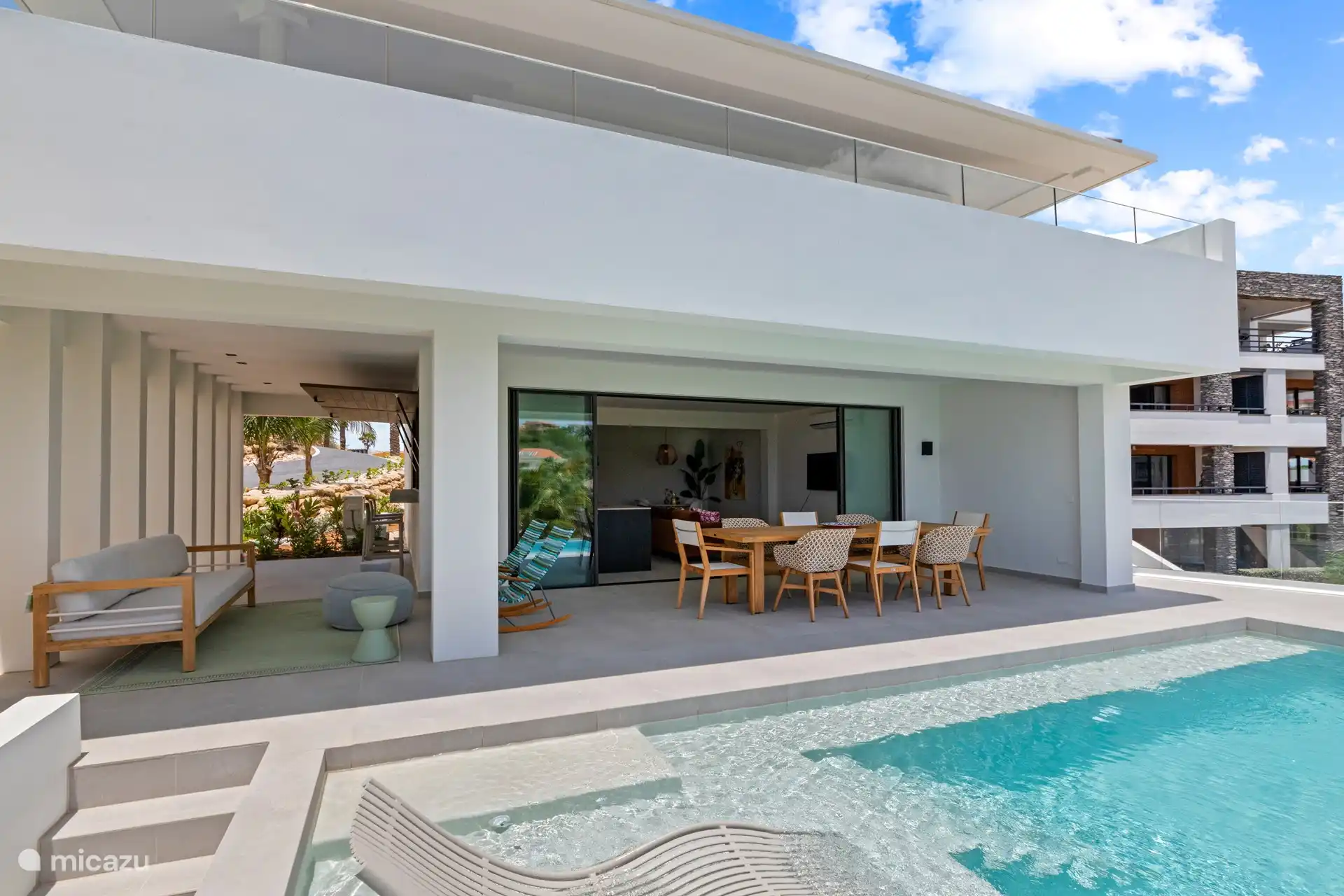 Geräumige Terrasse mit Esstisch, Sitzecke und Swimmingpool